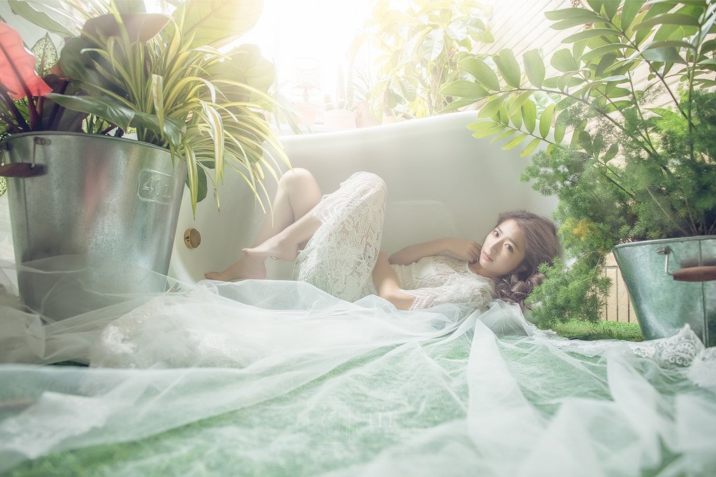 人像創作 躺浴缸的少女