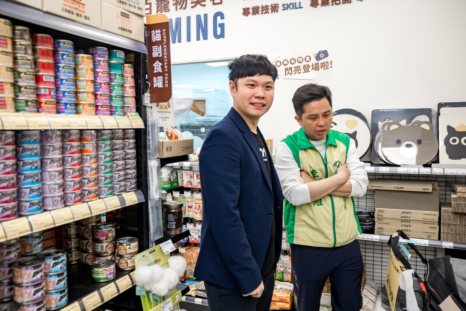 寵物用品零售專區與工作人員互動介紹,高雄活動紀錄攝影