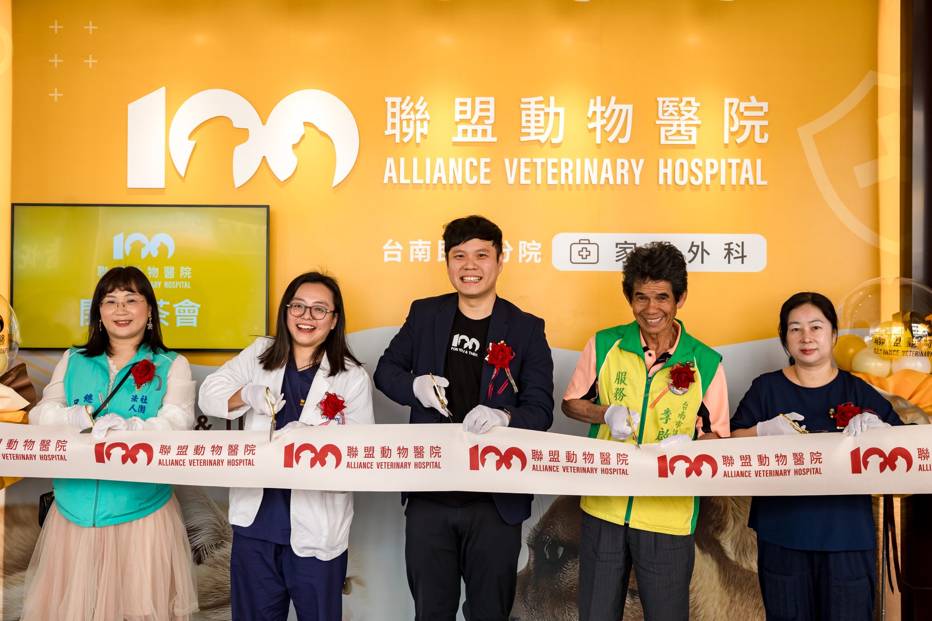 貴賓手持彩帶進行剪綵儀式的合影,高雄開幕活動攝影