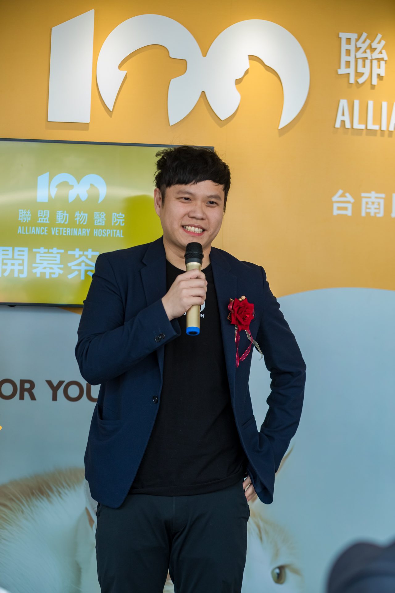 主持人於開幕典禮上手持麥克風致詞,高雄活動攝影