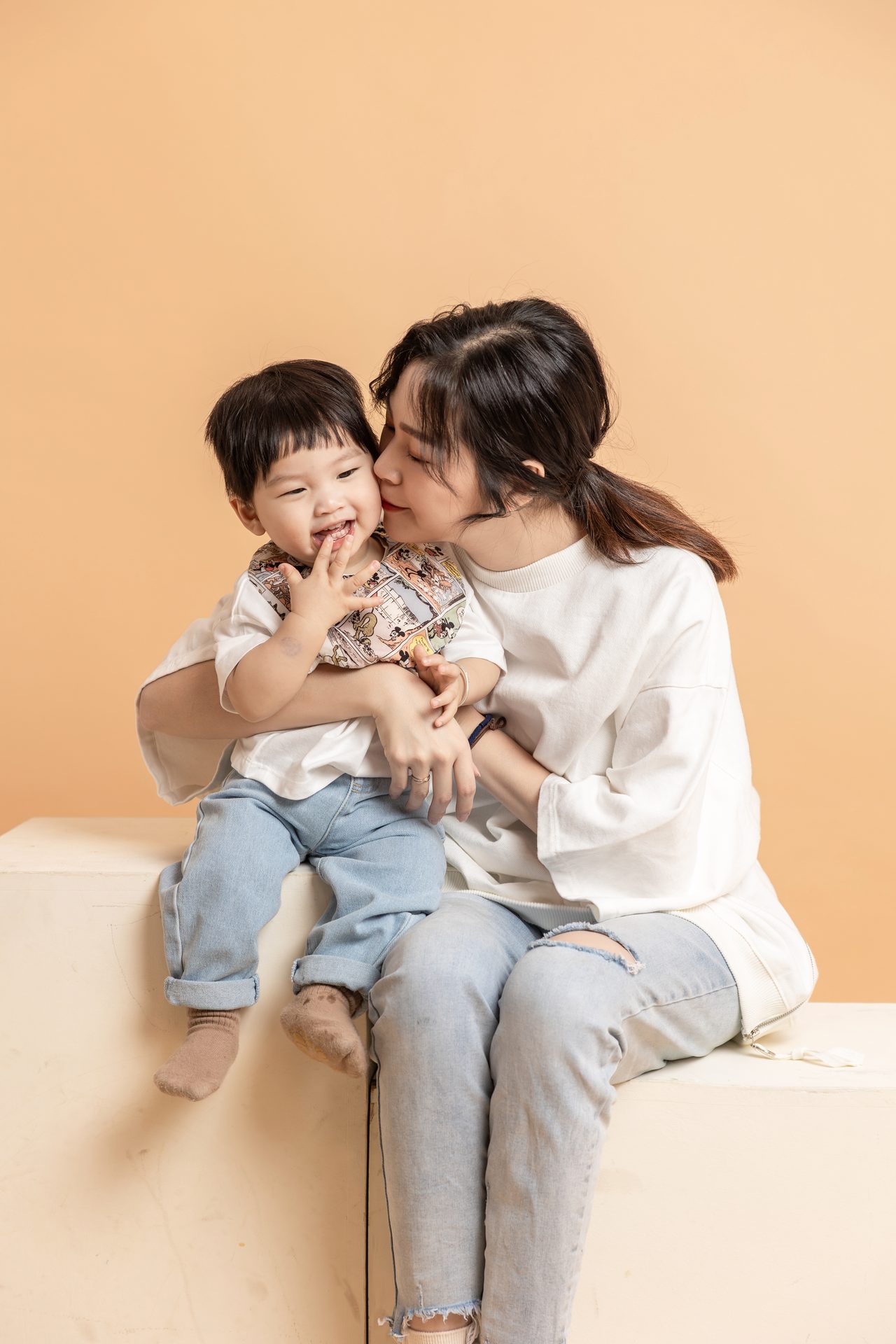 高雄全家福攝影 三口之家溫暖依偎的合影
