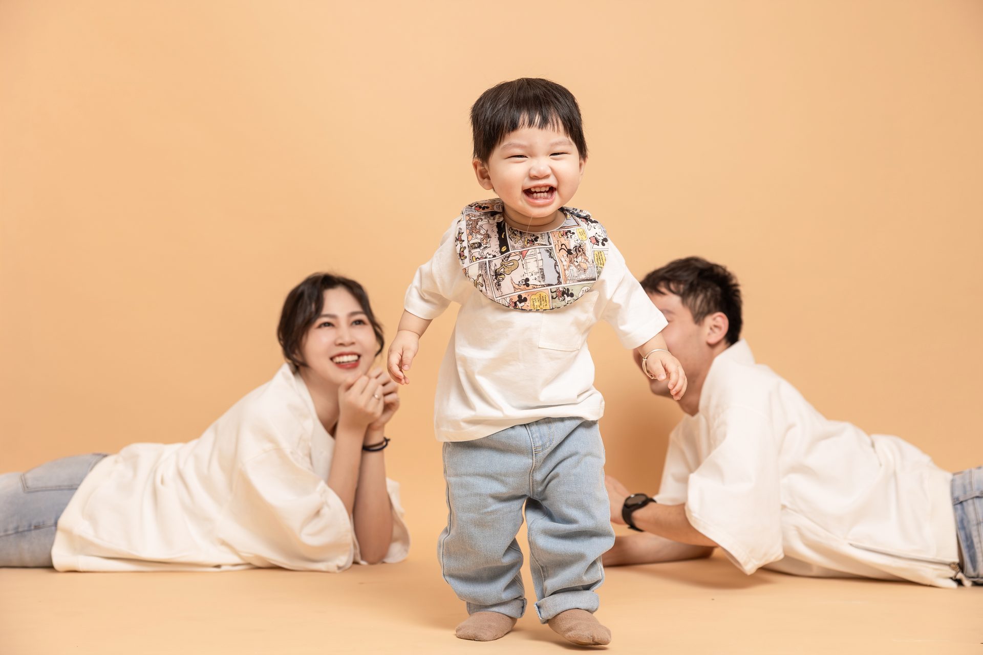 高雄全家福攝影 父母與孩子在陽光下的日常互動