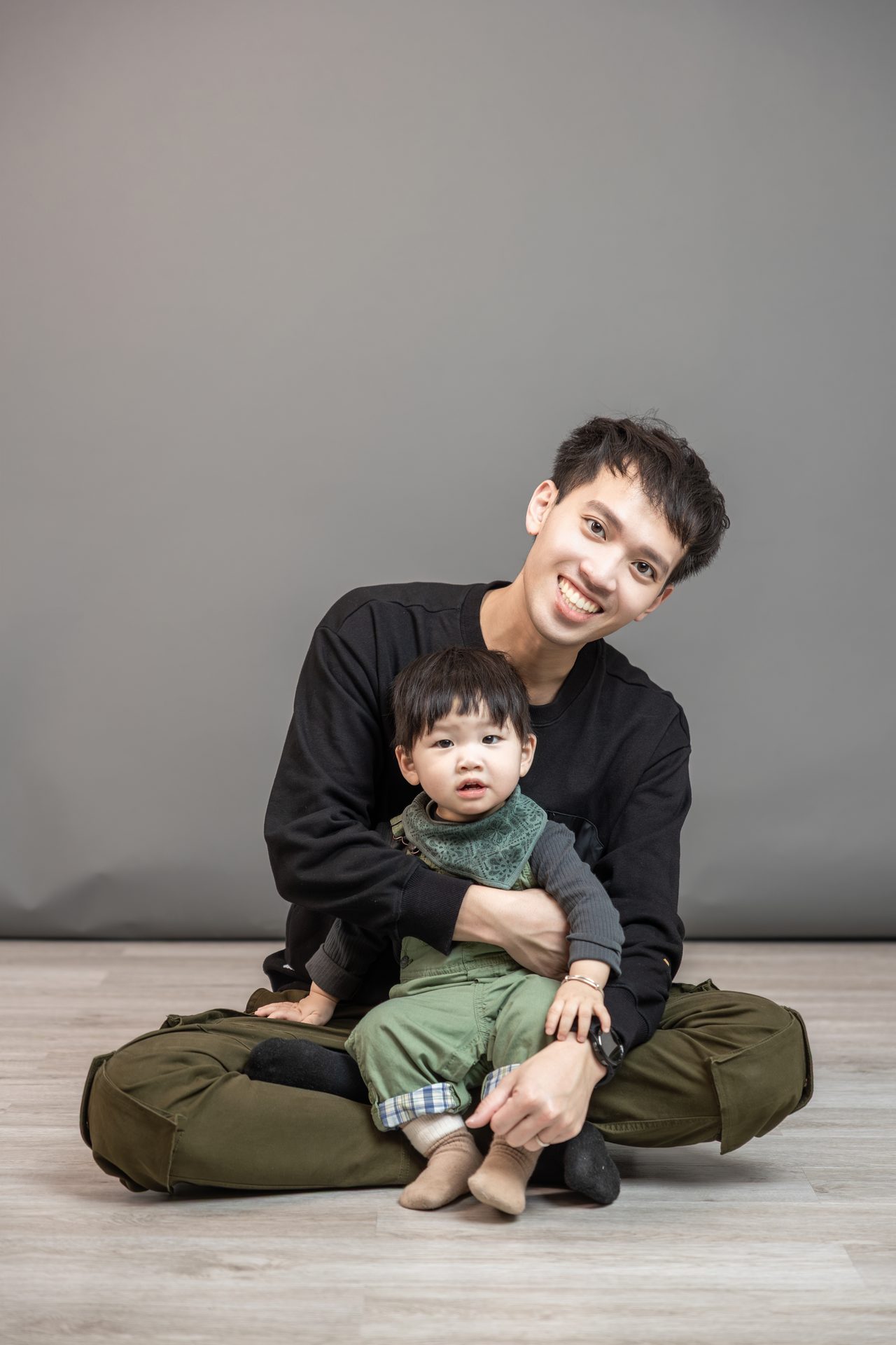 高雄全家福攝影 家人溫馨對望的動人瞬間