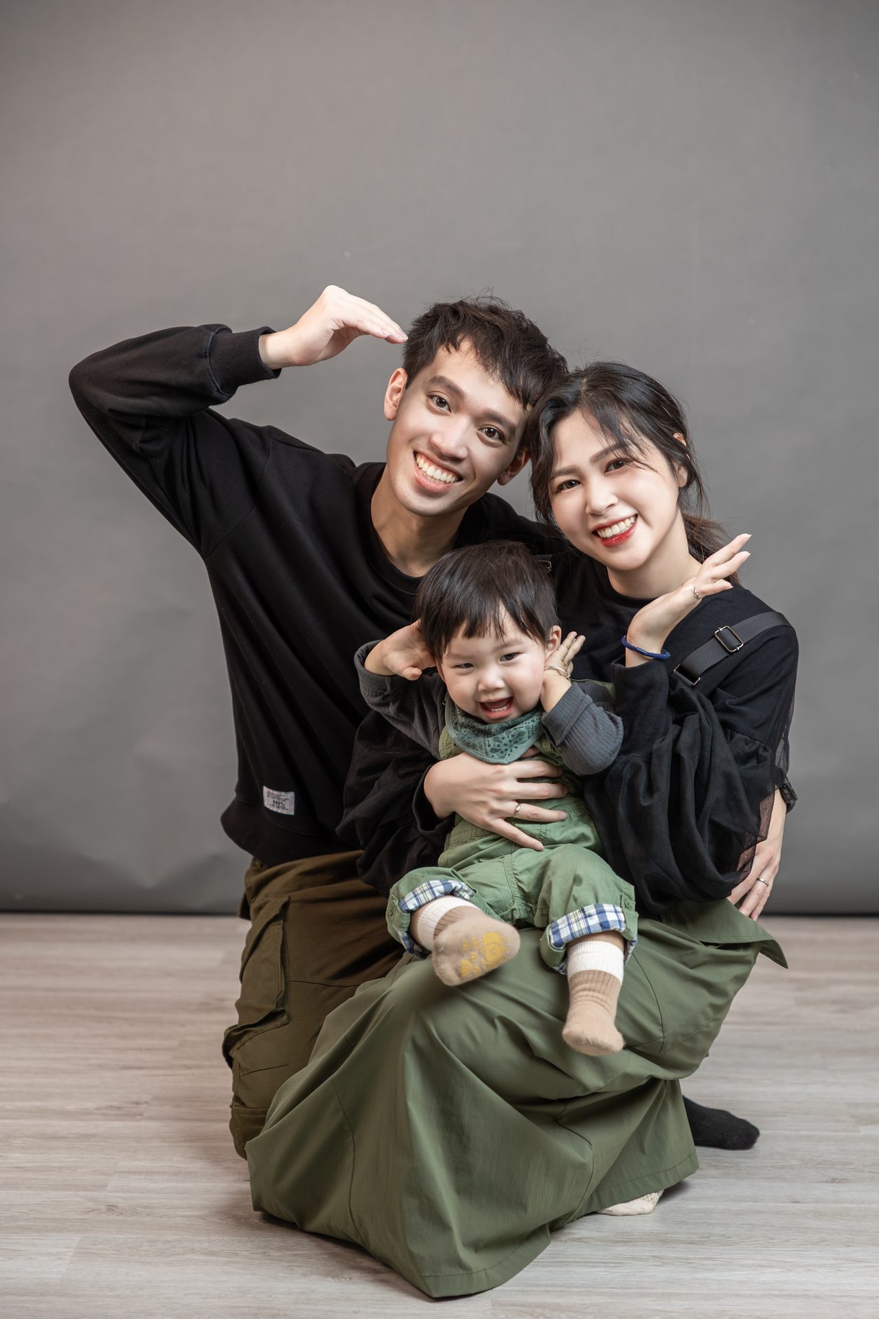 高雄全家福攝影 一家人牽手漫步的溫暖背影