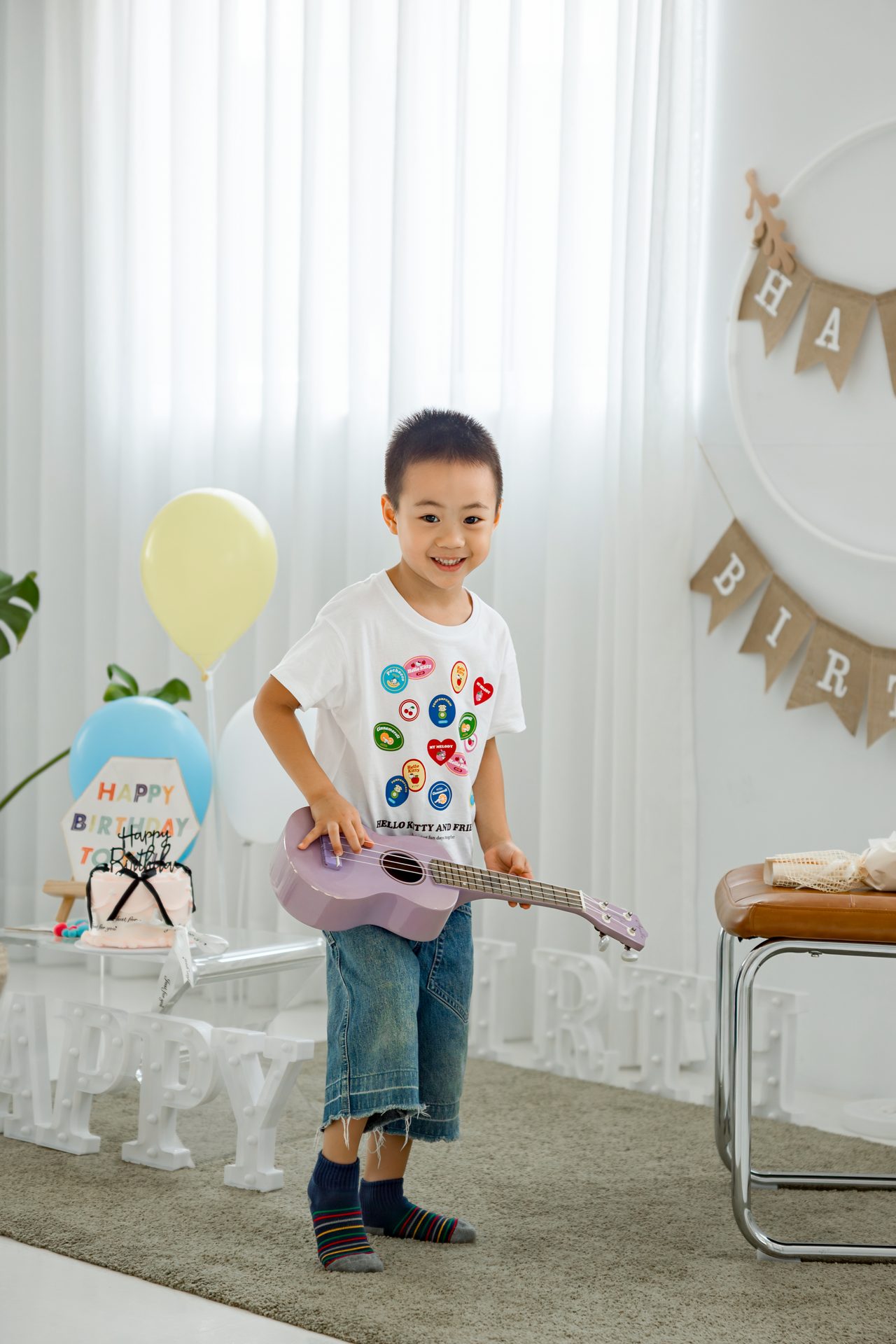 高雄全家福攝影 小男孩抱著玩具吉他生日主題棚拍