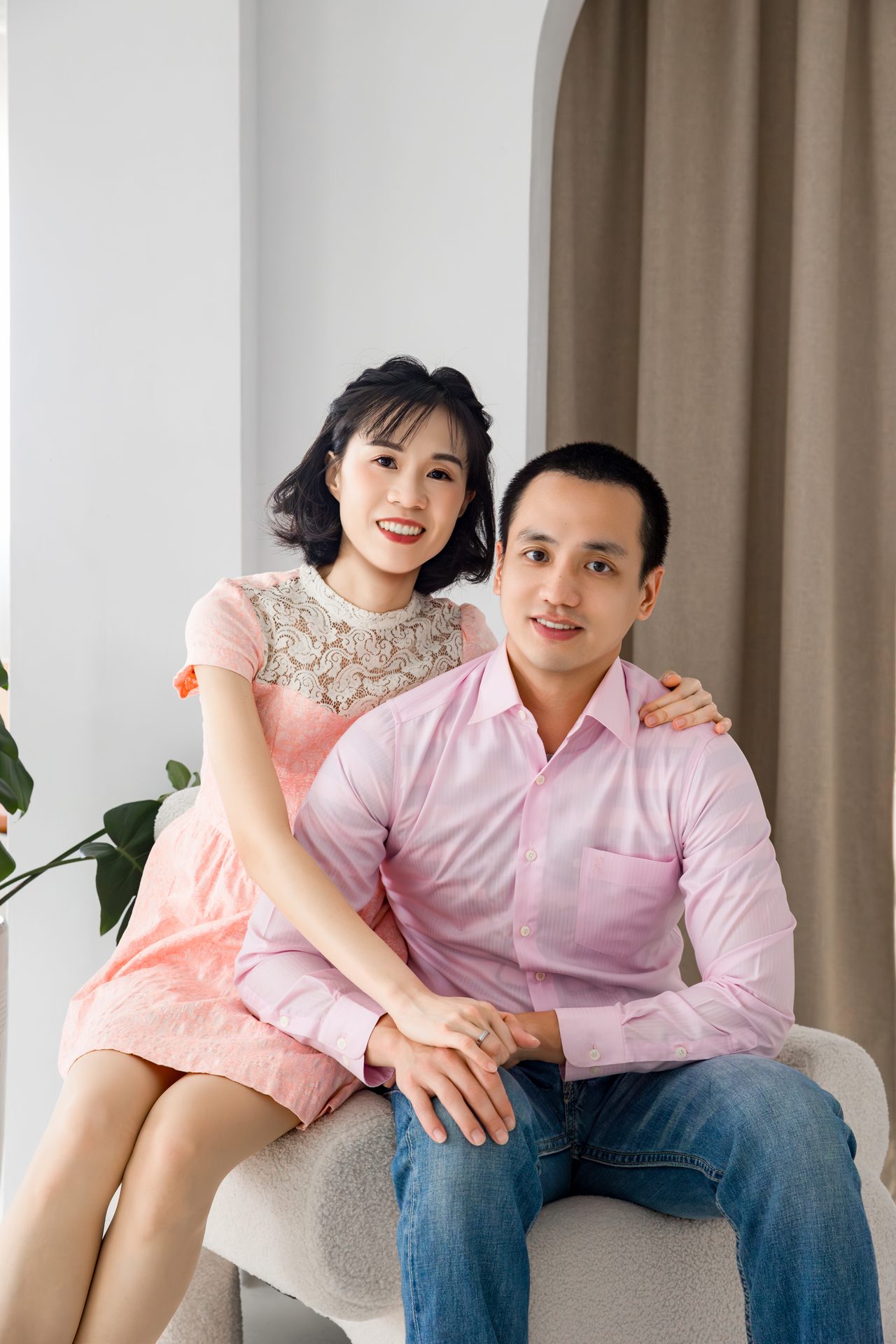 高雄全家福攝影 夫妻甜蜜棚拍合影 粉色洋裝