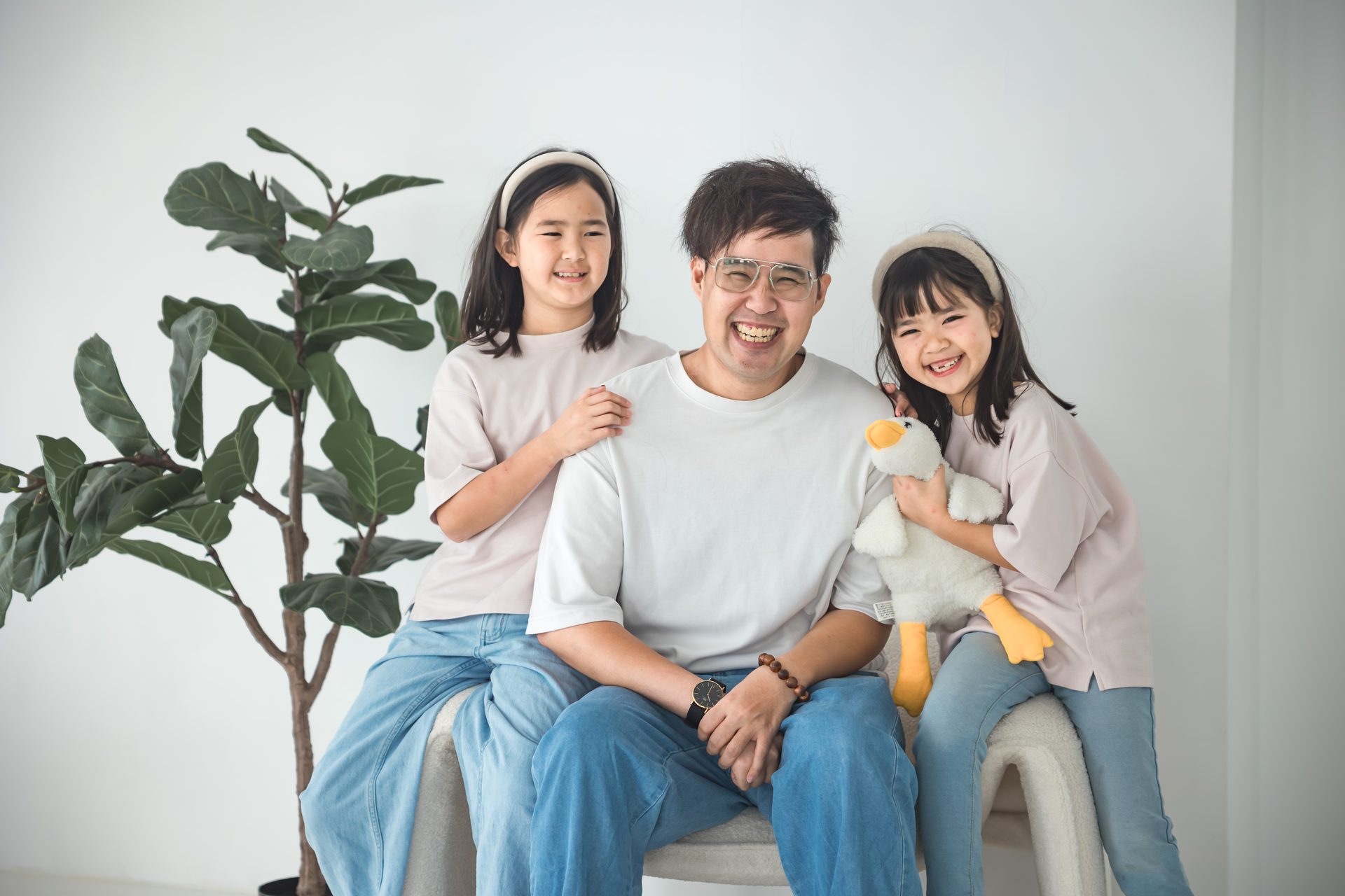 高雄親子攝影 爸爸與兩個女兒棚拍歡笑合照