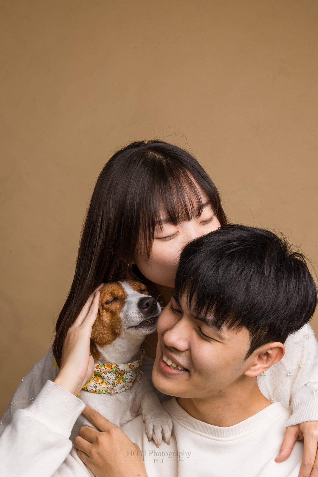高雄寵物攝影 情侶與愛犬溫柔相依合照