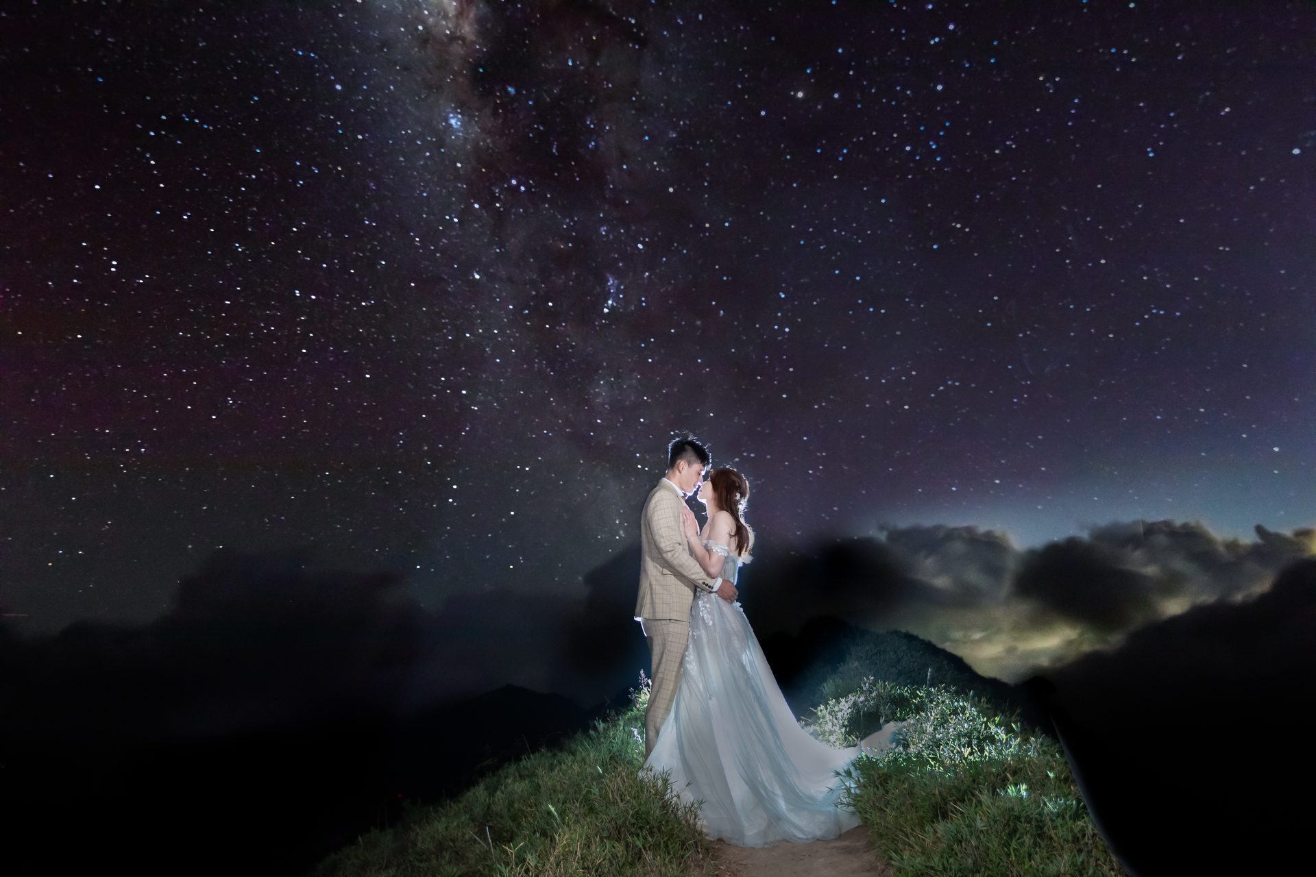 高雄婚紗攝影 合歡山星空銀河下新人相擁