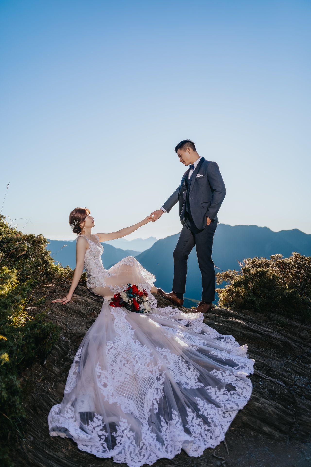 高雄婚紗攝影 藍天草原新人牽手起舞