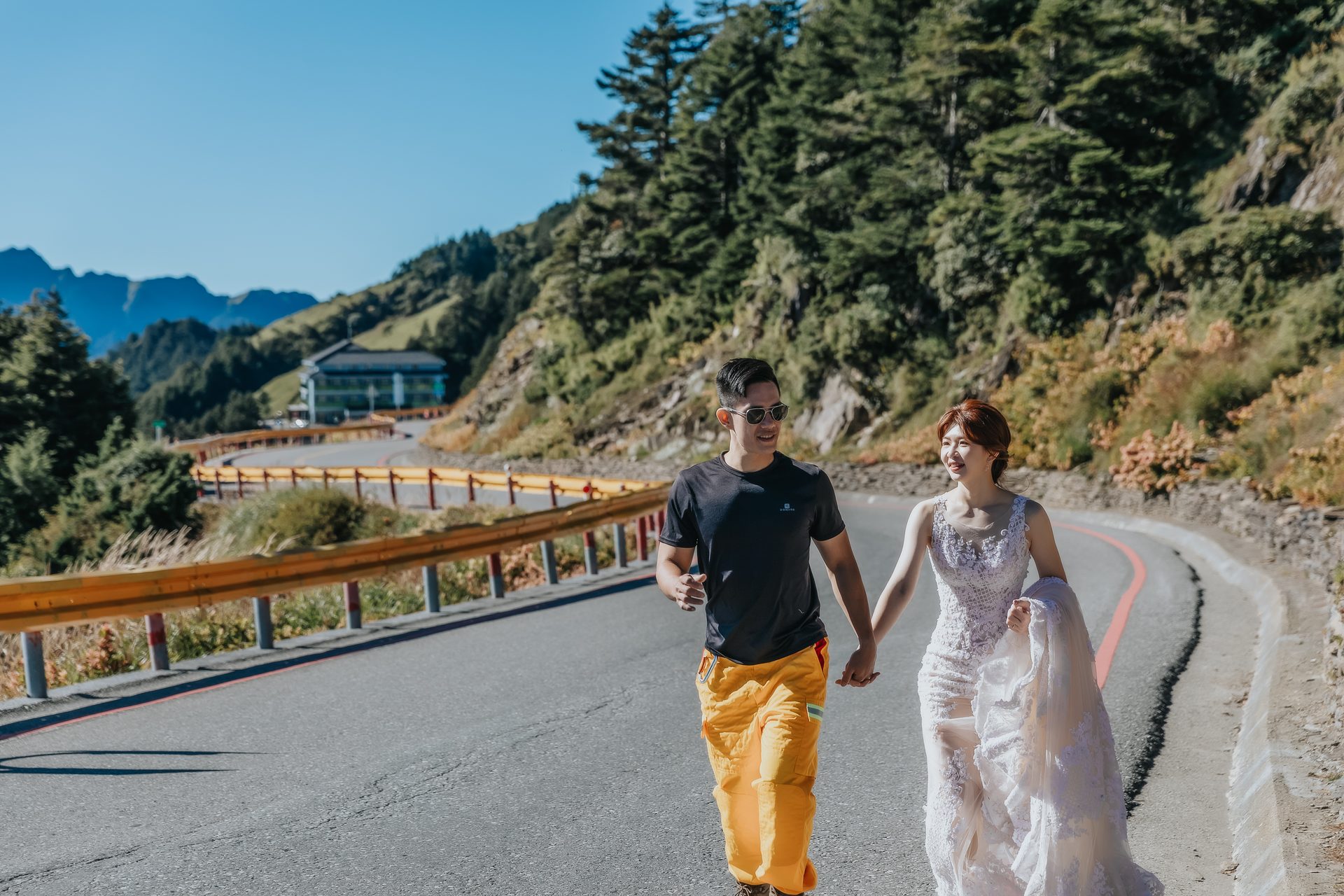高雄婚紗攝影 合歡山公路旁情侶漫步