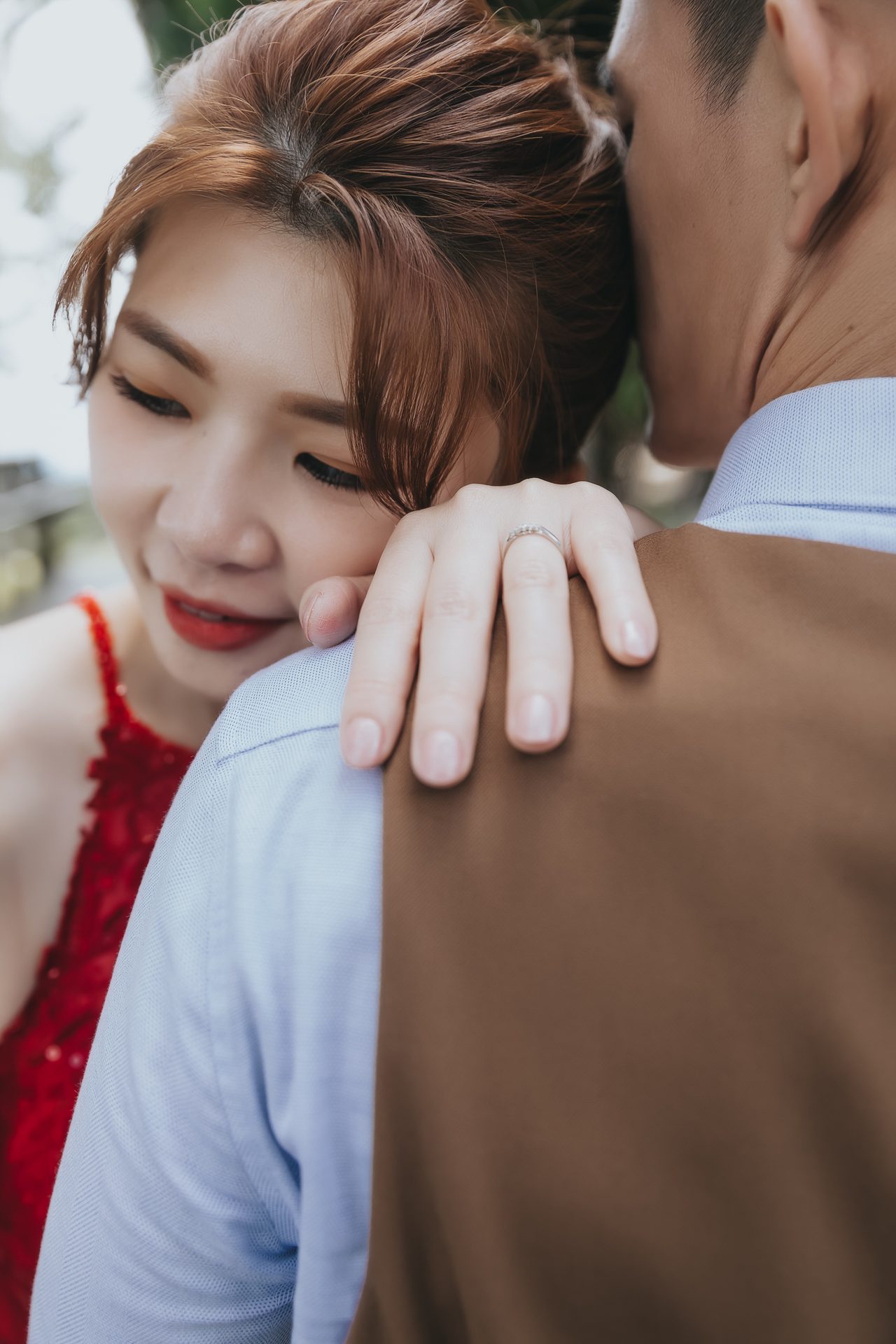 高雄婚紗攝影 紅禮服新娘依偎新郎的深情擁抱
