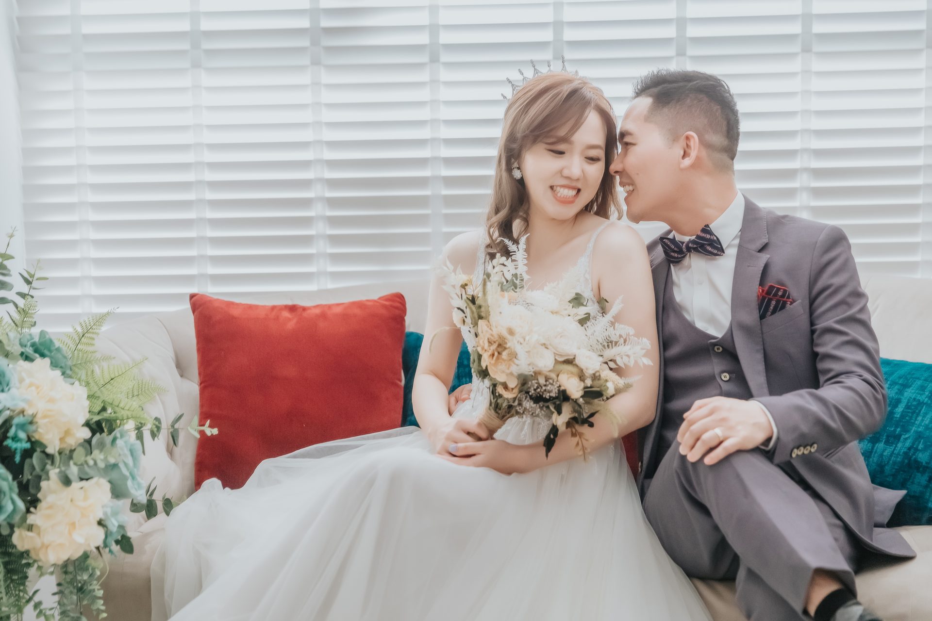 高雄婚紗攝影 室內沙發新人手捧花束
