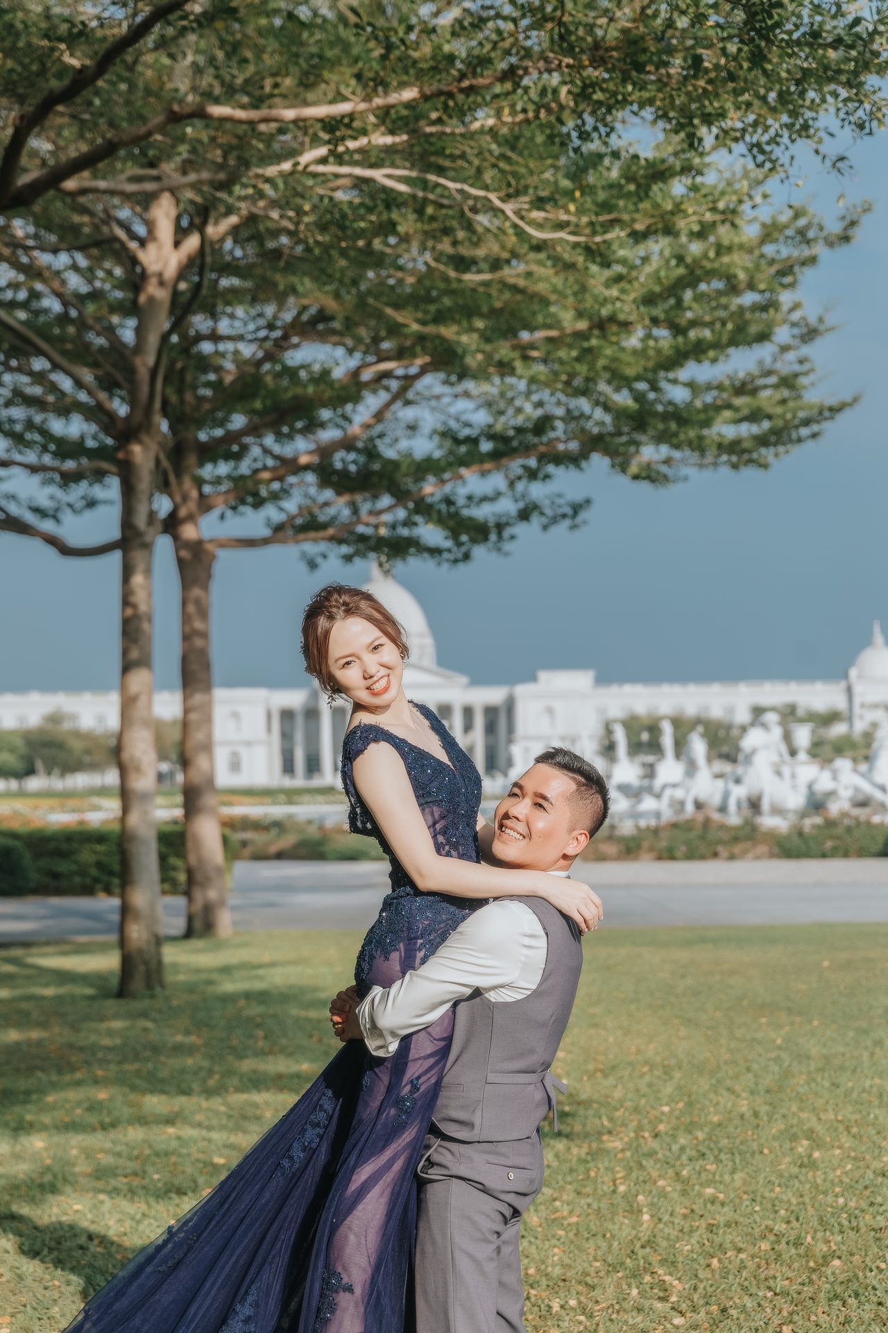 高雄婚紗攝影 草地上深情相擁