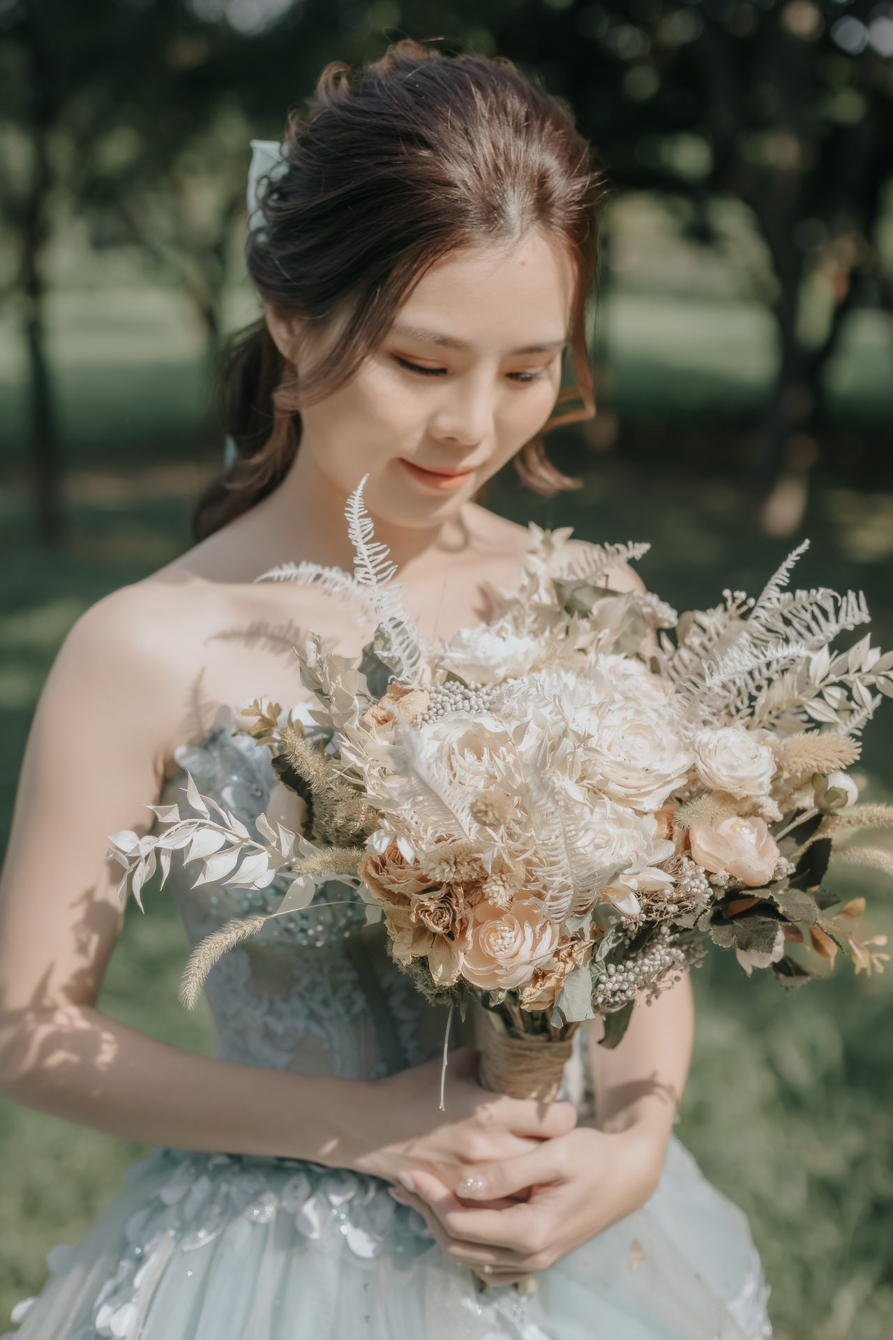 高雄婚紗攝影 淺綠禮服新娘手捧乾燥花