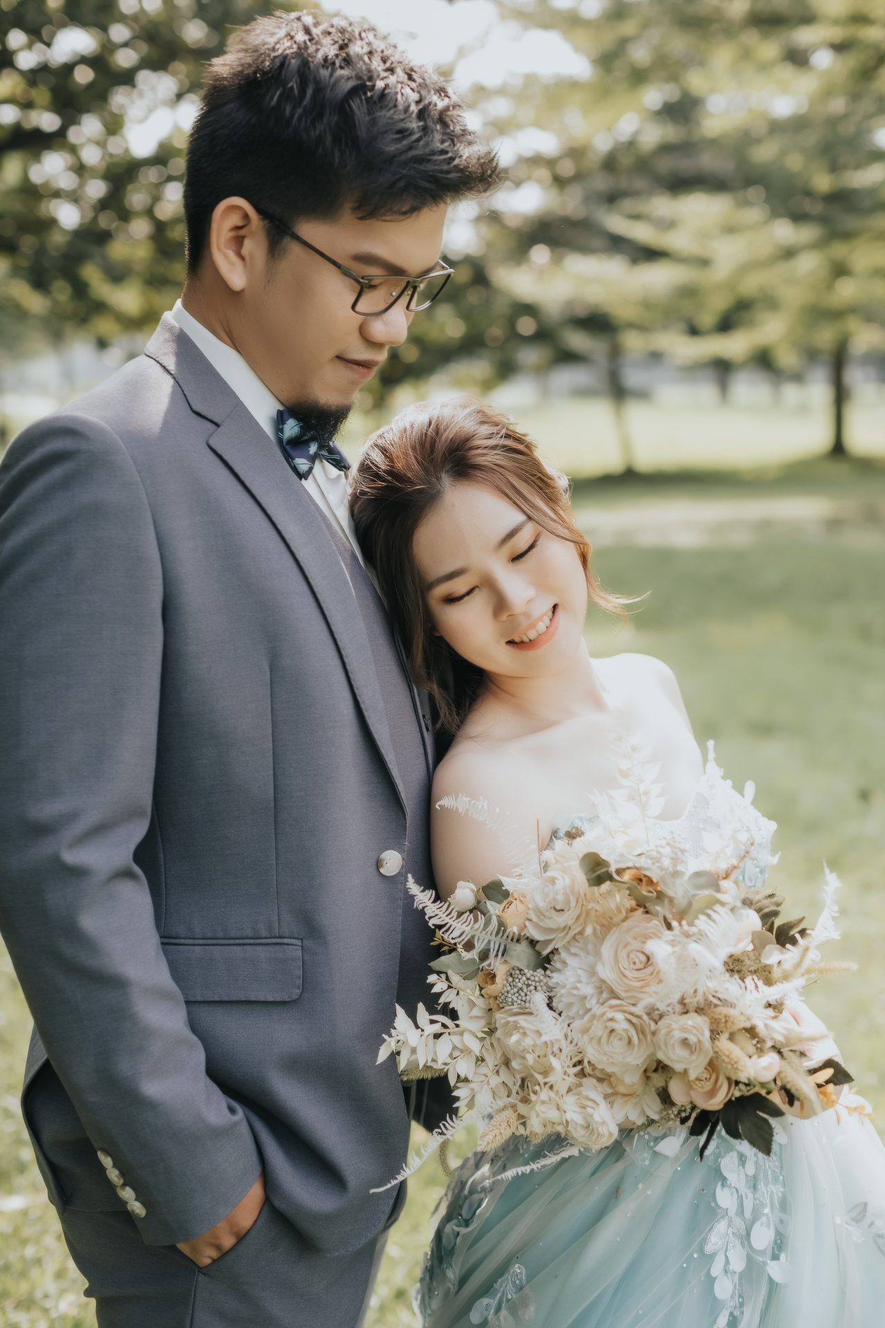 高雄婚紗攝影 樹林間淺綠禮服相擁
