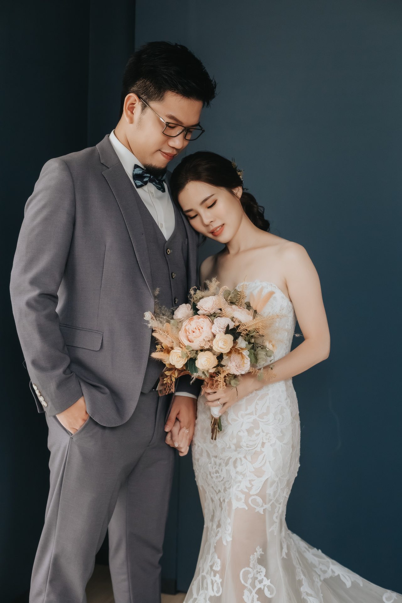 高雄婚紗攝影 深藍背景棚拍捧花