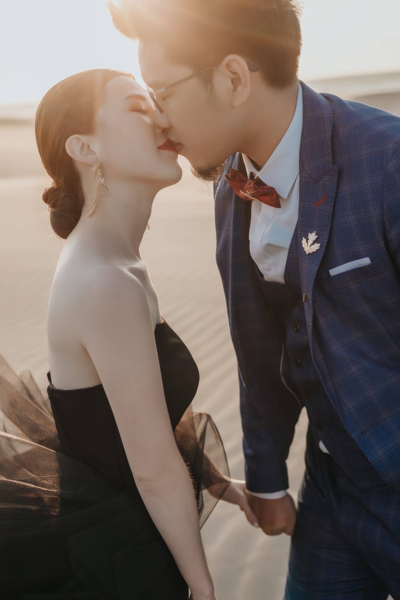 高雄婚紗攝影 沙丘黑紗新人親吻