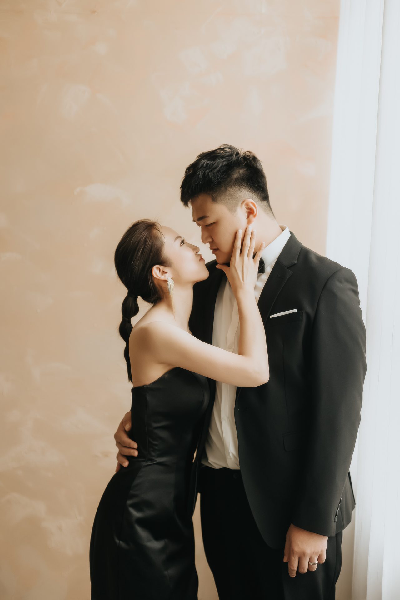 高雄婚紗攝影 黑色禮服棚拍新人親吻