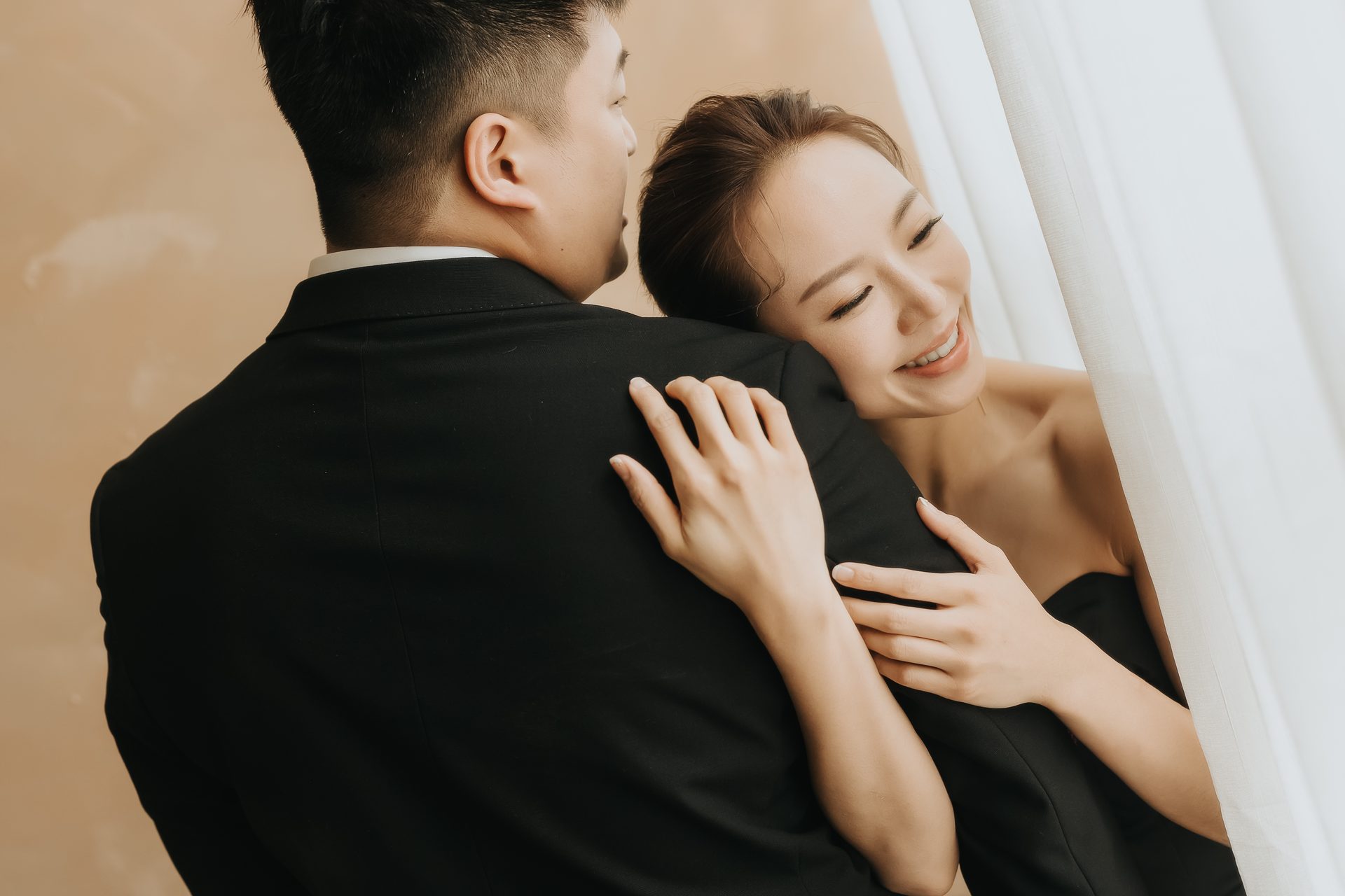 高雄婚紗攝影 黑西裝深情相擁