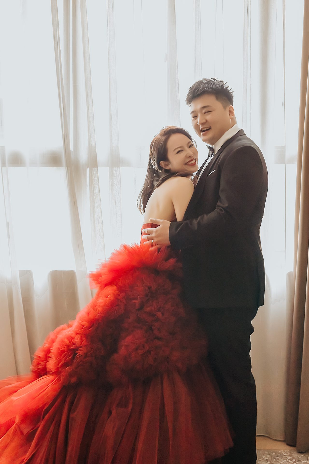 高雄婚紗攝影 紅色禮服相擁