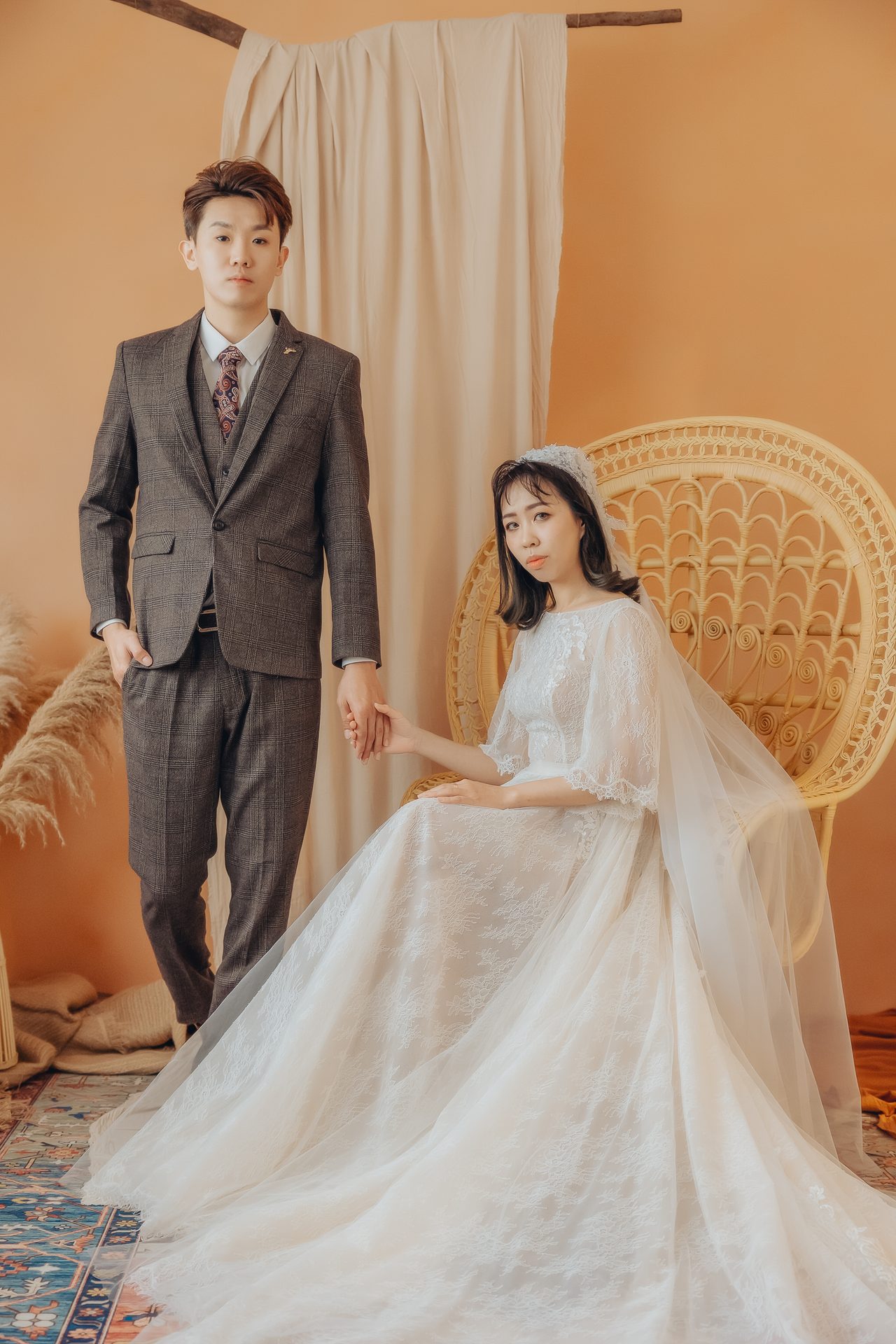高雄婚紗攝影 藤椅旁純白婚紗情侶