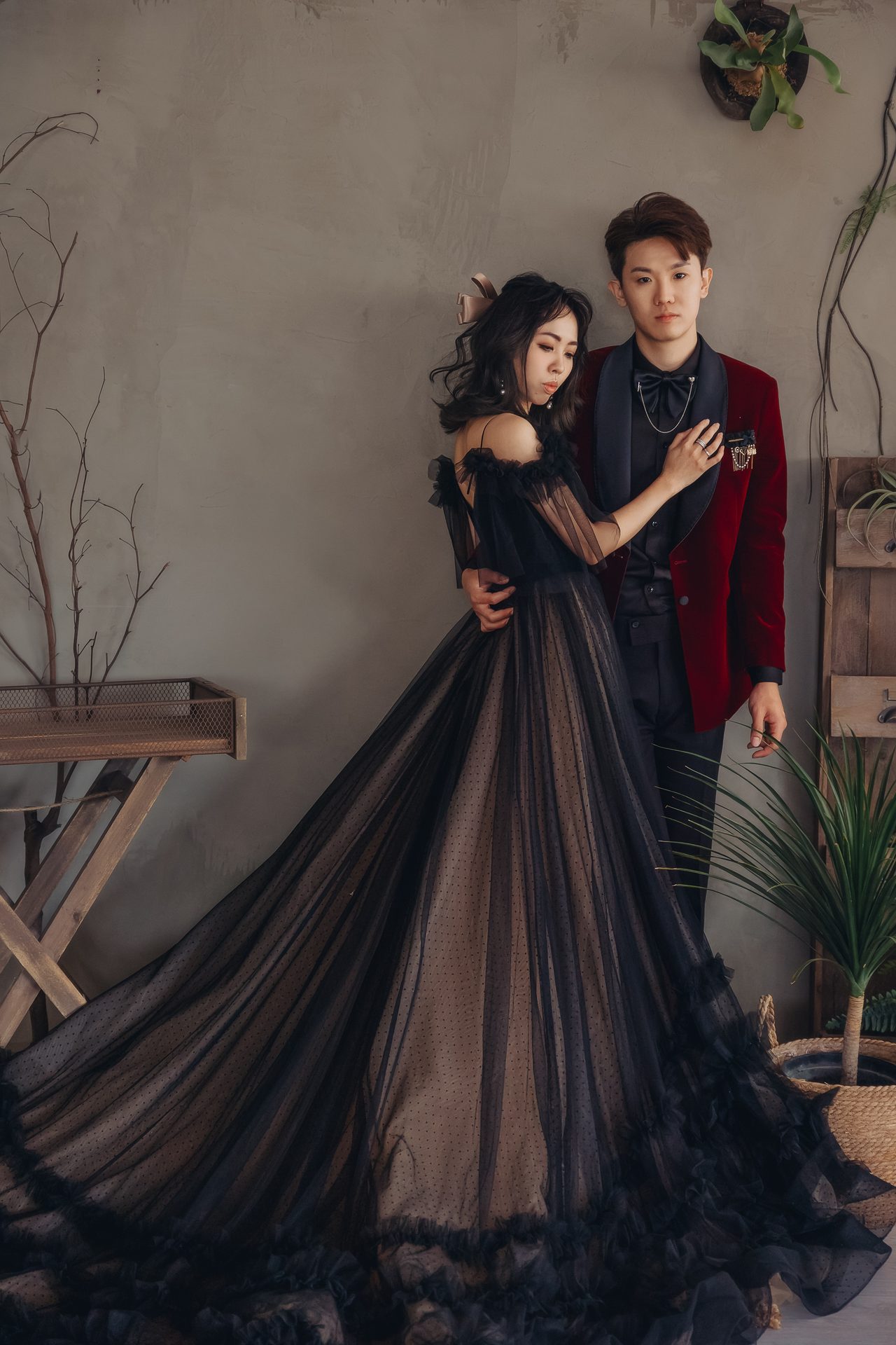 高雄婚紗攝影 黑色紗裙情侶牆前合影