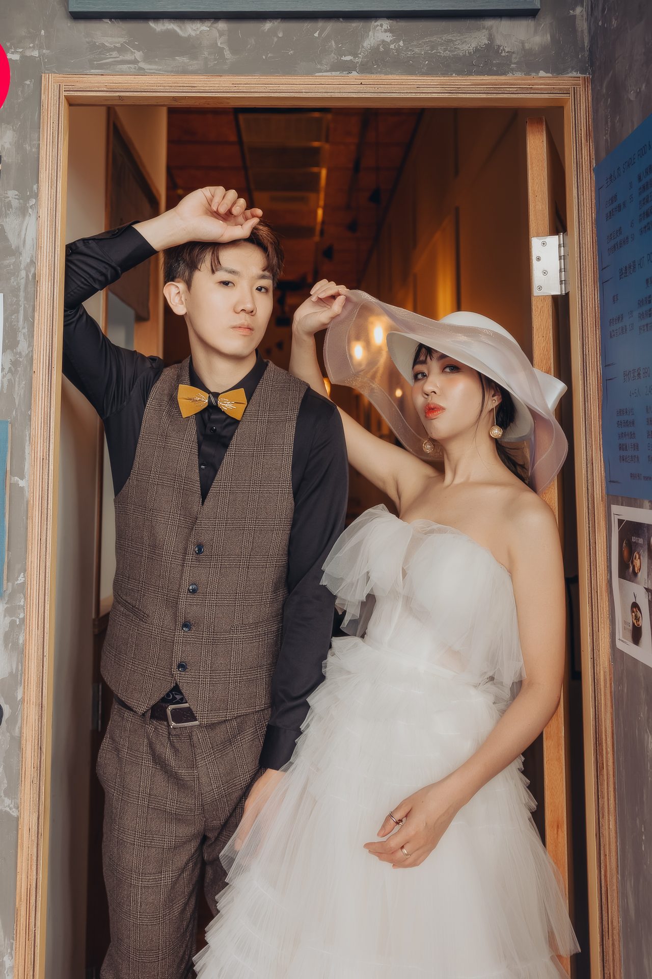 高雄婚紗攝影 白帽俏皮情侶互動