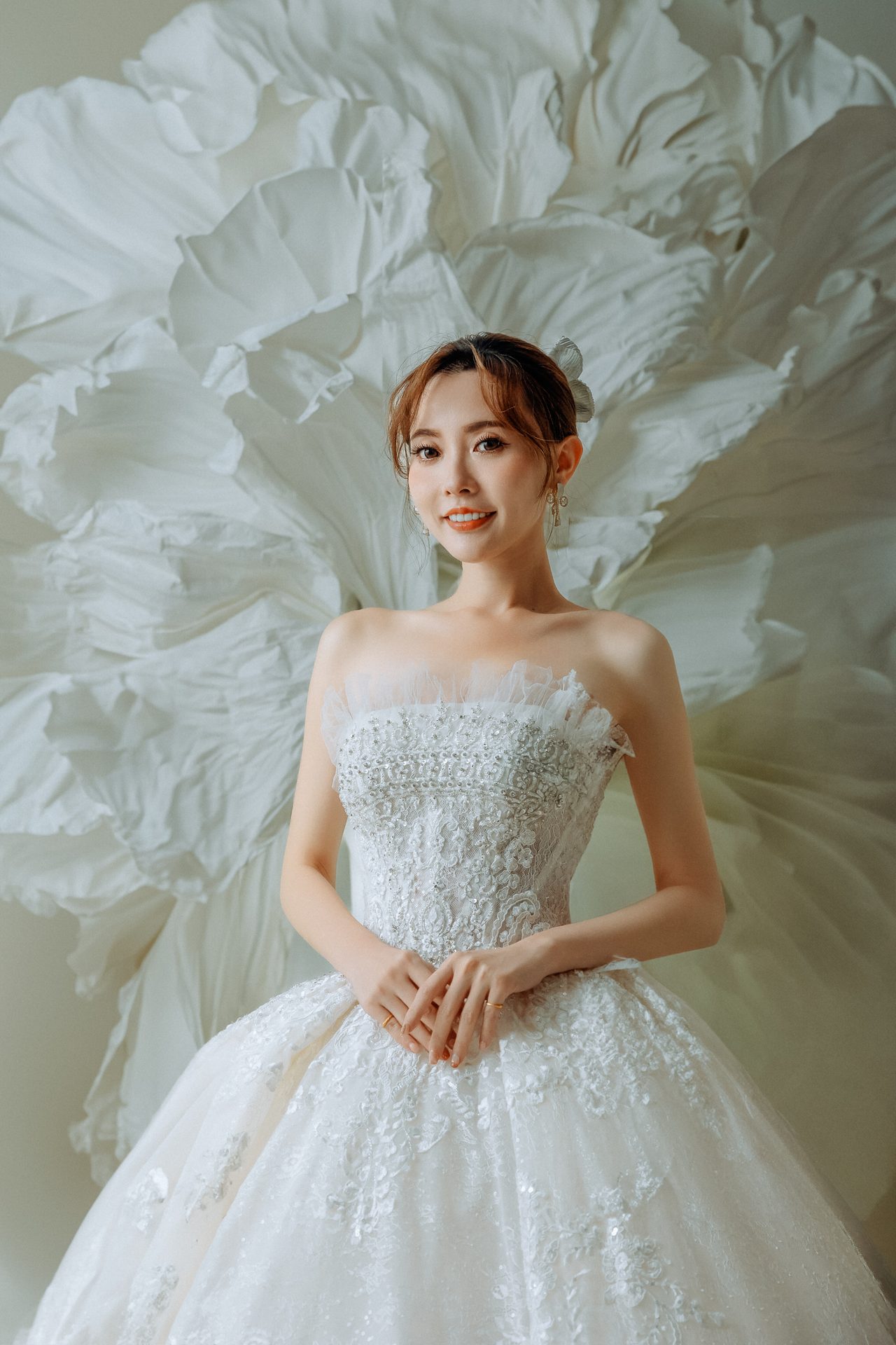 高雄婚紗攝影 大型紙花背景純白蓬裙