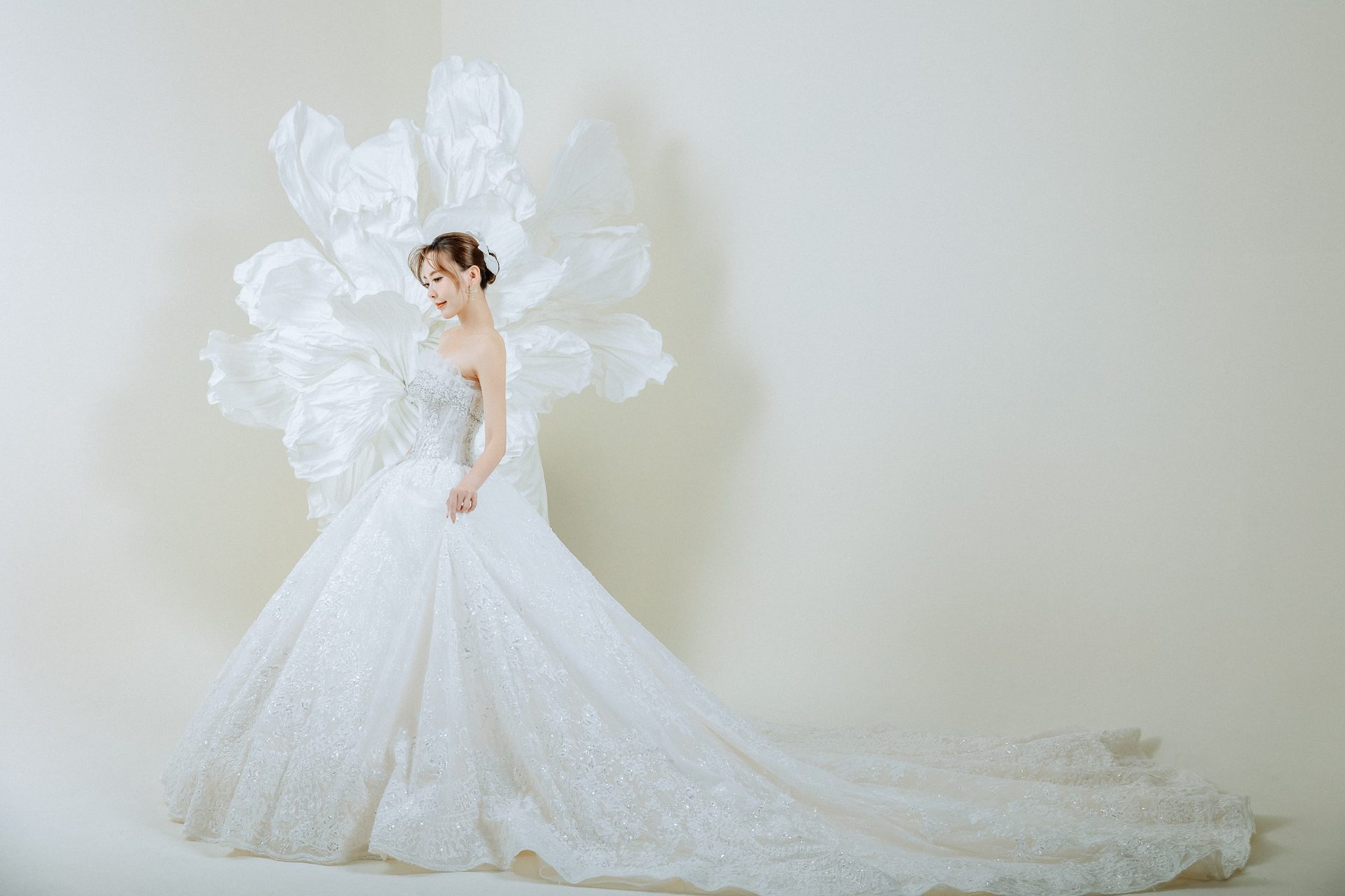 高雄婚紗攝影 逆光紙花純白婚紗