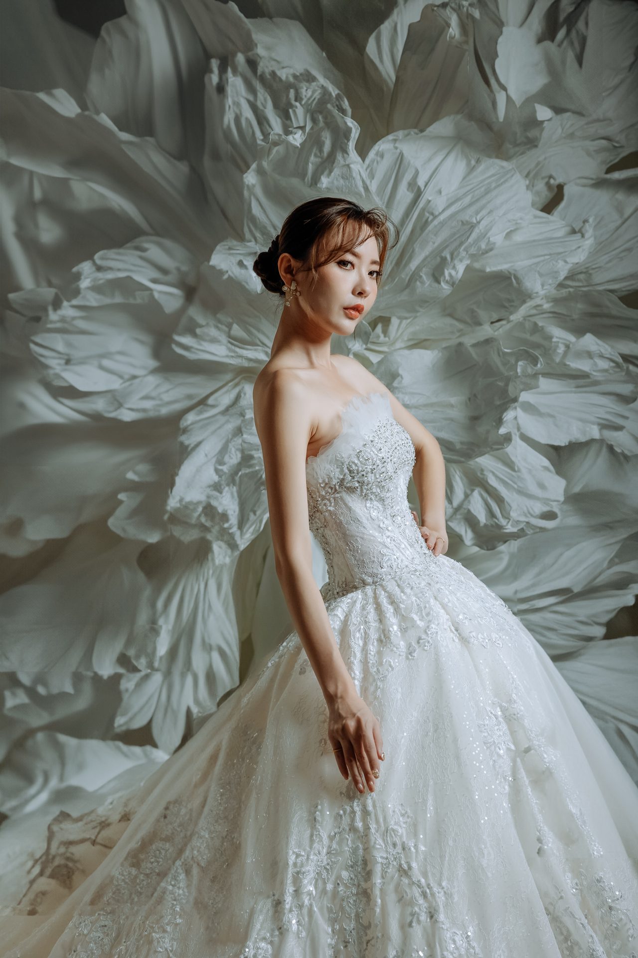 高雄婚紗攝影 紙花前優雅坐姿