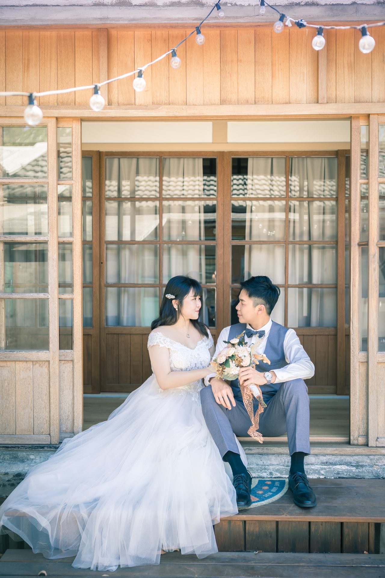 高雄婚紗攝影 日式老屋燈串下坐姿