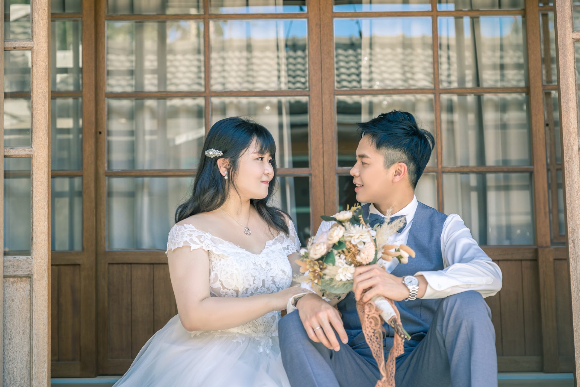 高雄婚紗攝影 木屋簷下手捧花束坐姿