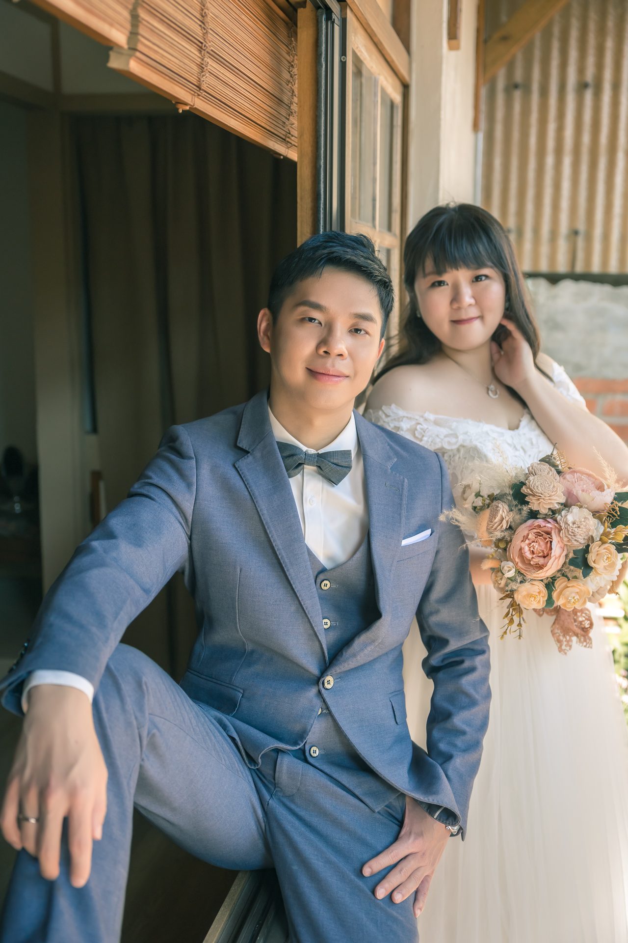 高雄婚紗攝影 藍灰西裝坐姿合影
