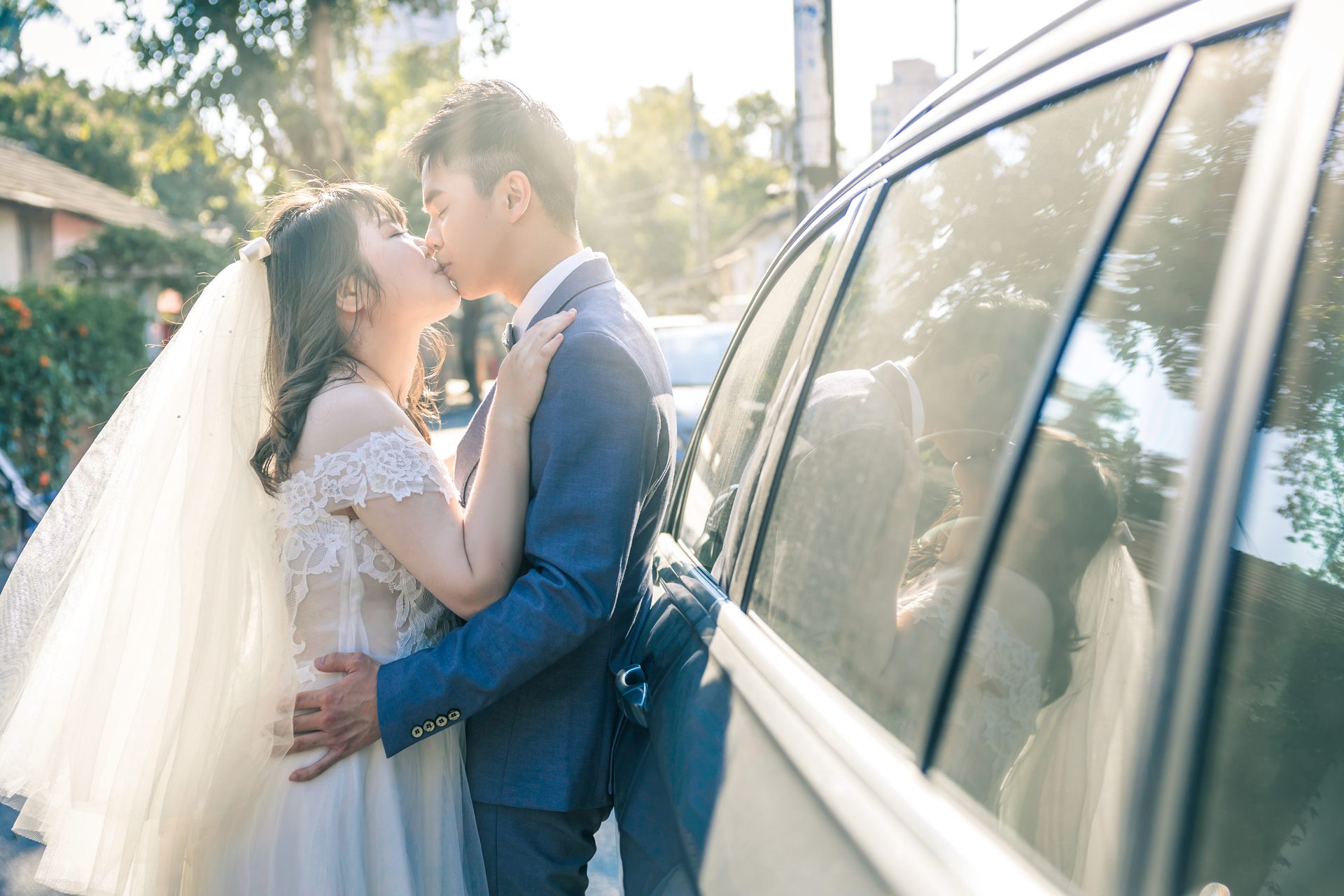 高雄婚紗攝影 車旁甜蜜親吻