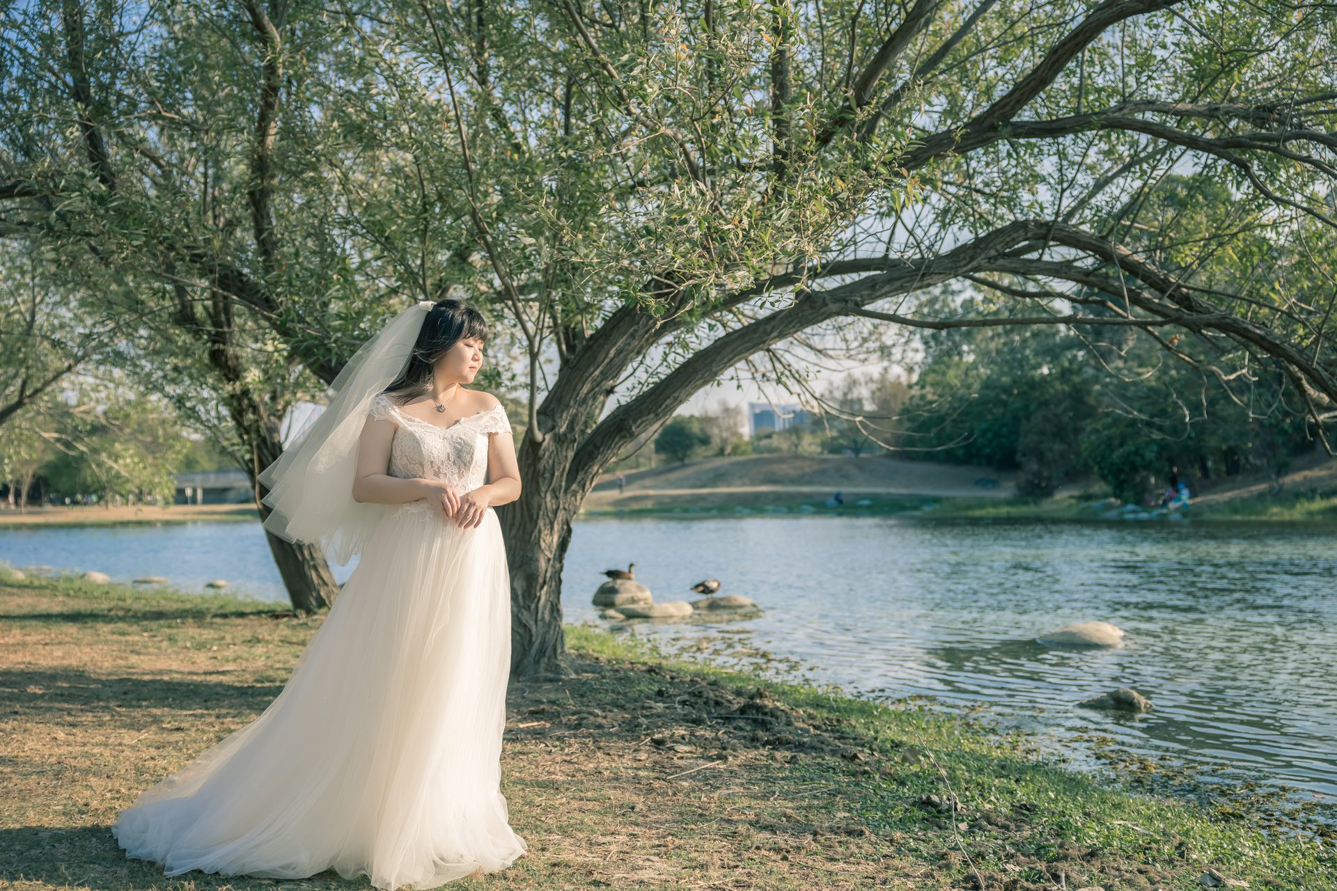 高雄婚紗攝影 湖畔樹下純白婚紗