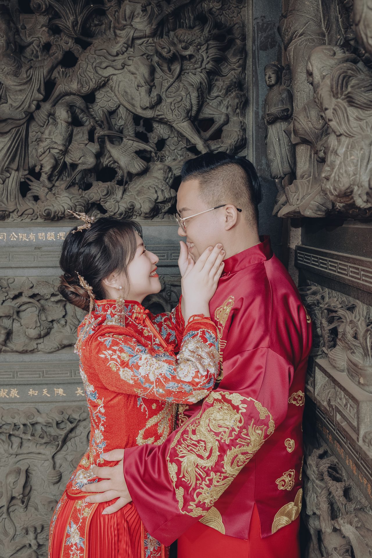高雄婚紗攝影 龍鳳褂深情相擁