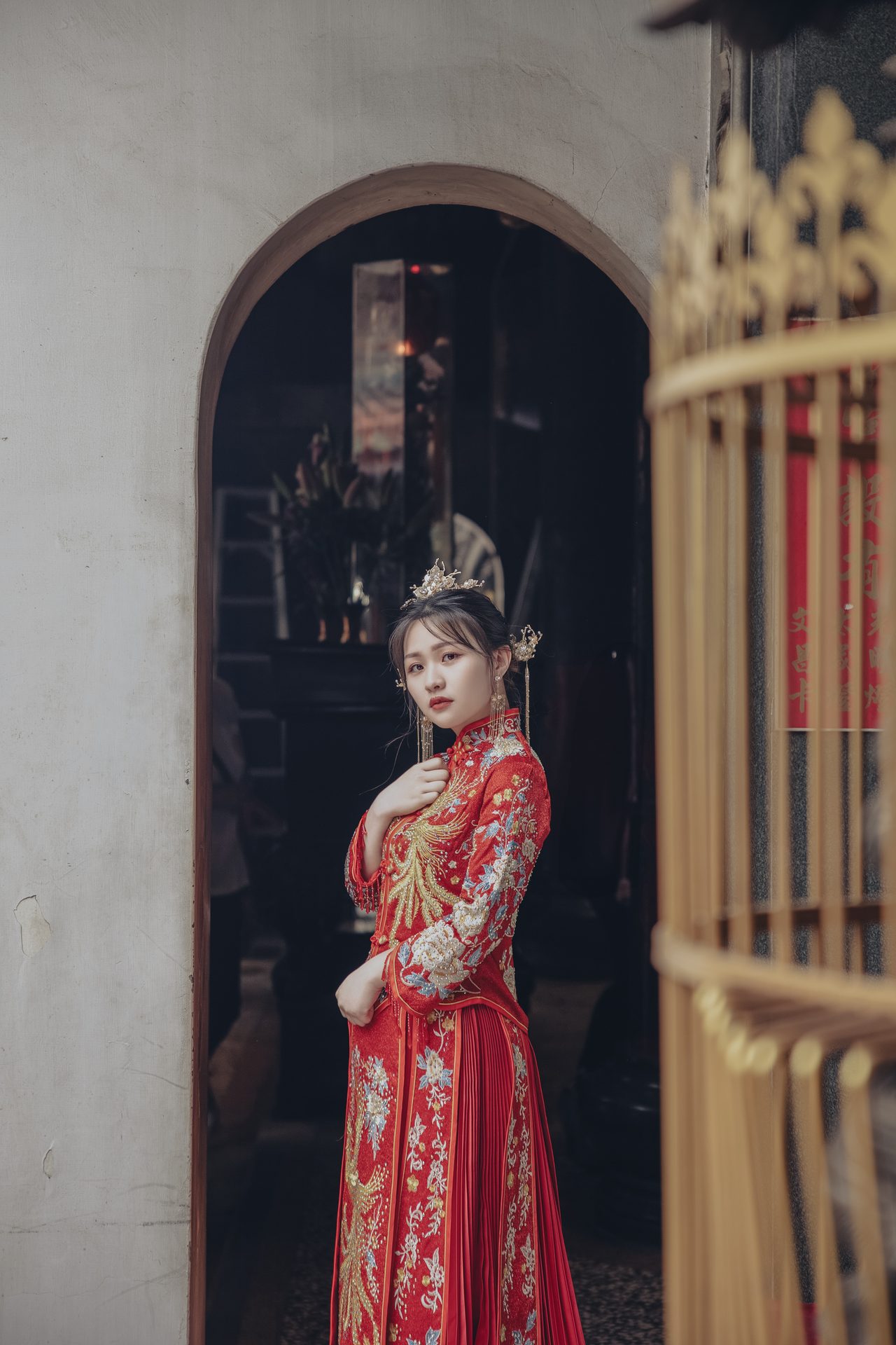 高雄婚紗攝影 紅色龍鳳褂門前單人