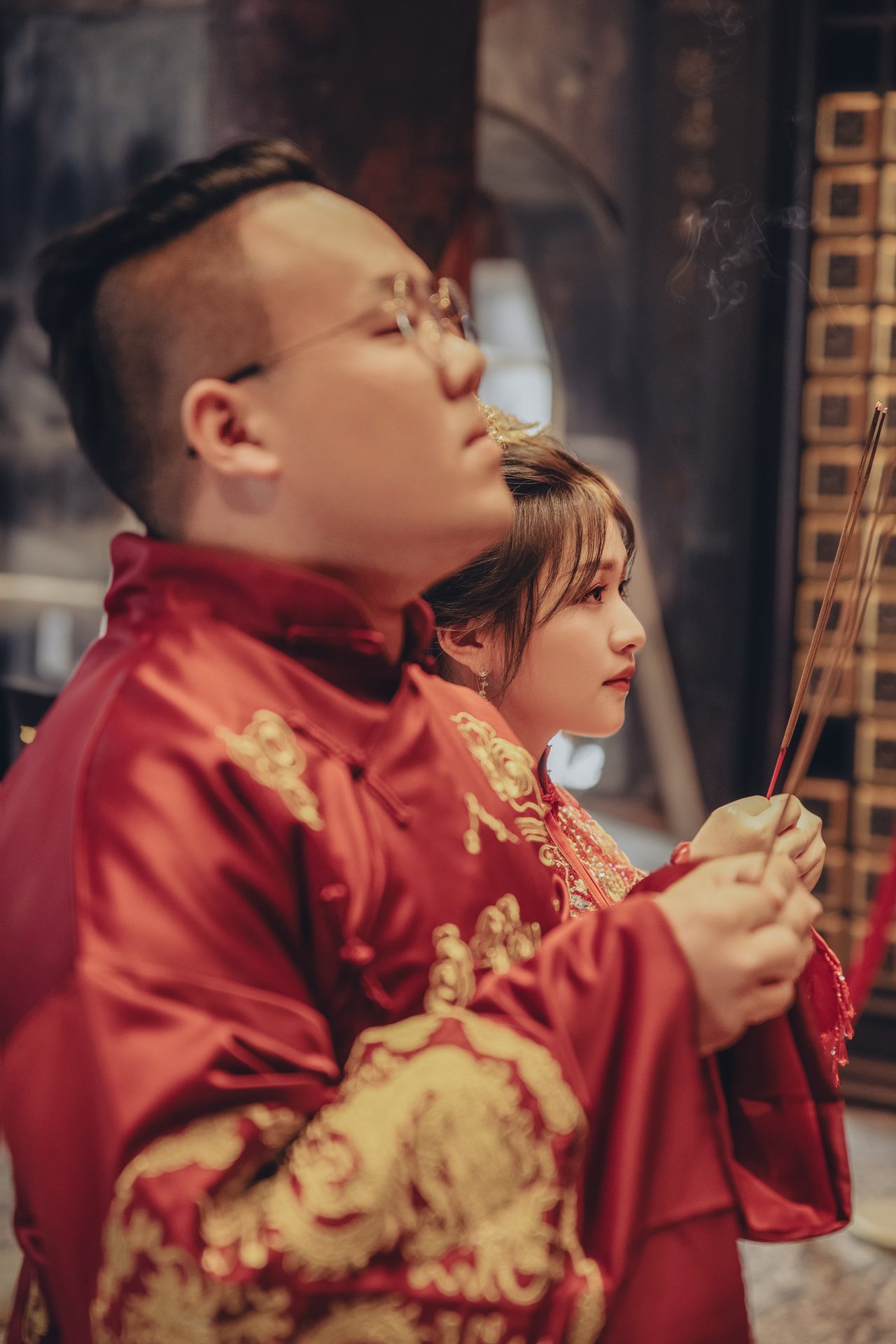 高雄婚紗攝影 廟宇上香側臉婚紗