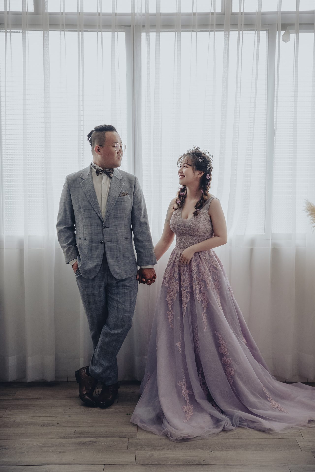 高雄婚紗攝影 紫紗禮服與灰西裝站姿