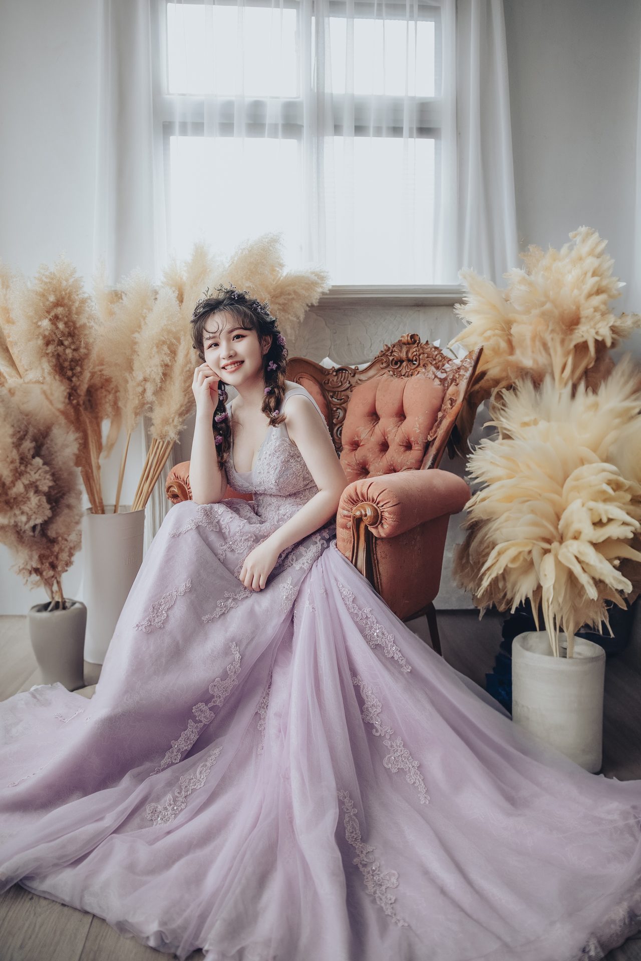 高雄婚紗攝影 紫紗禮服沙發坐姿