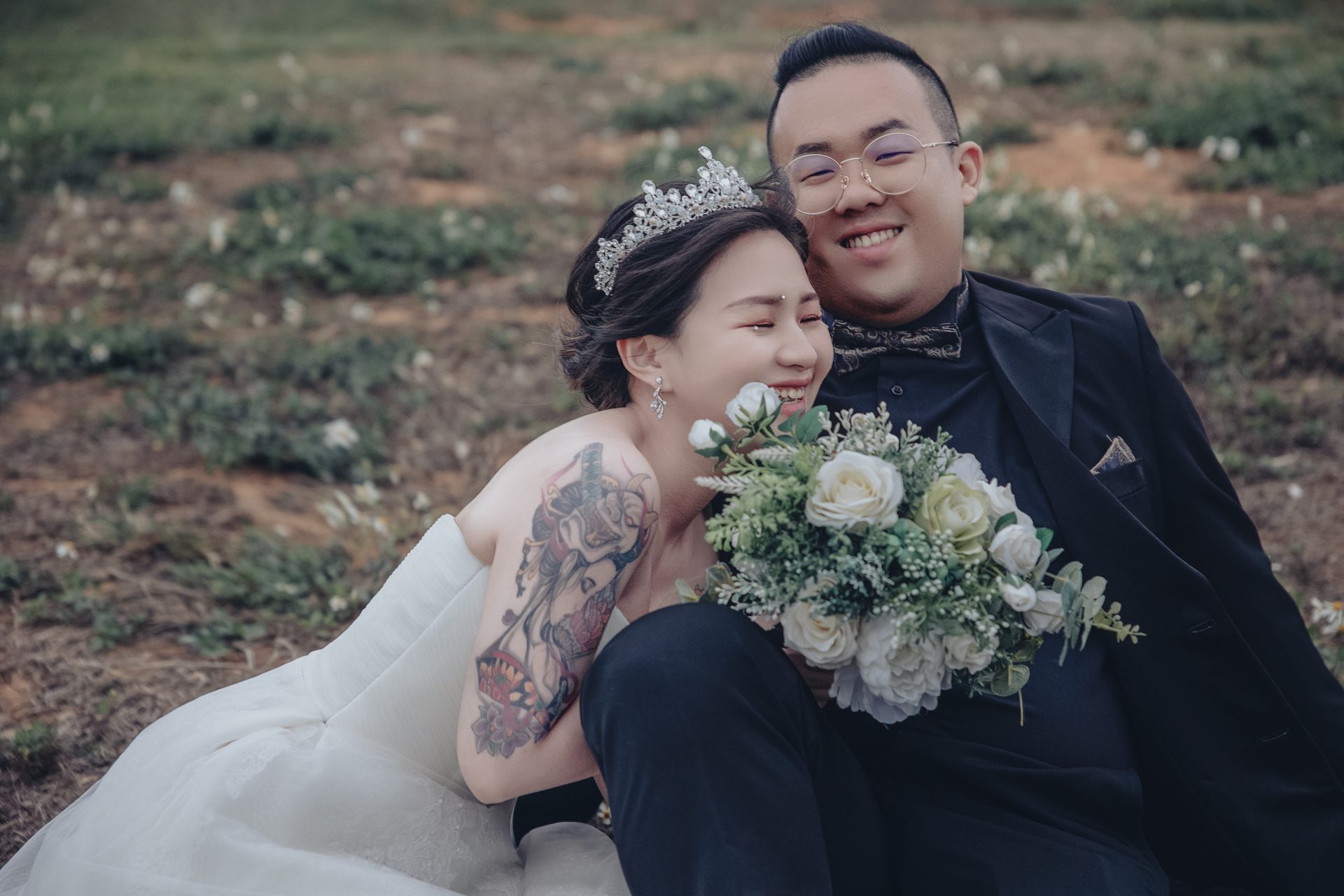 高雄婚紗攝影 山丘上手捧花束依偎