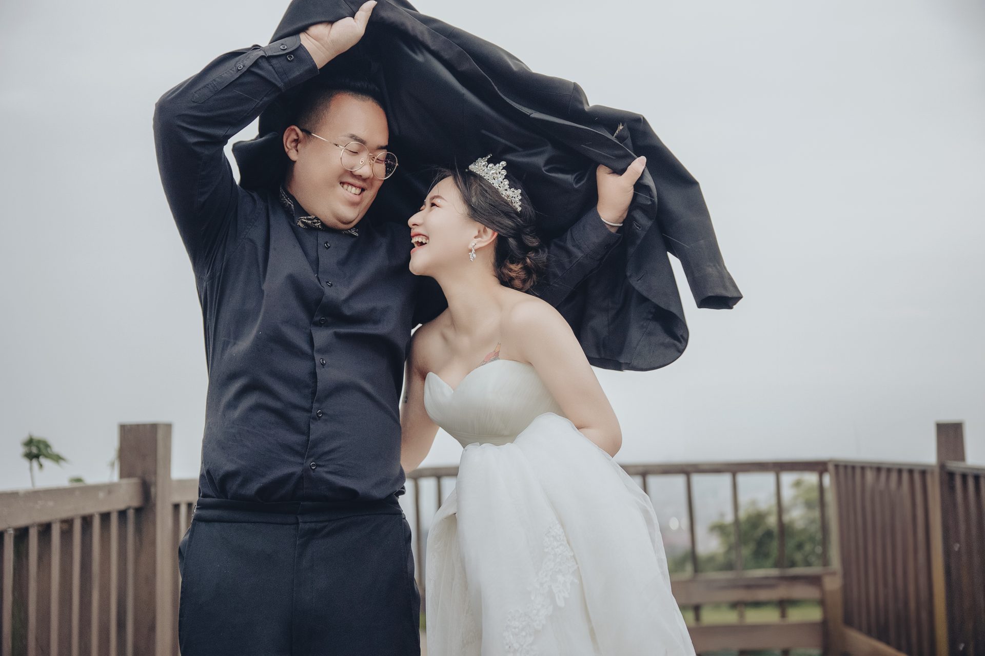 高雄婚紗攝影 外套遮頭俏皮互動