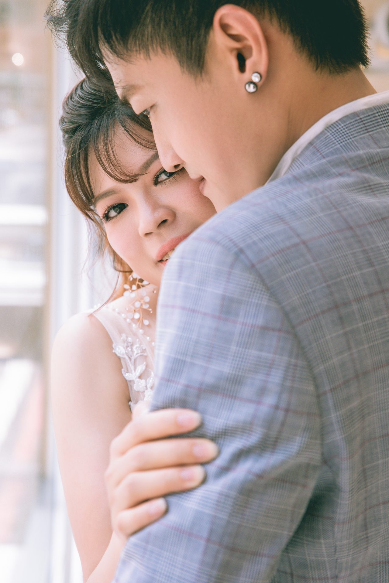 高雄婚紗攝影 灰西裝溫柔相擁