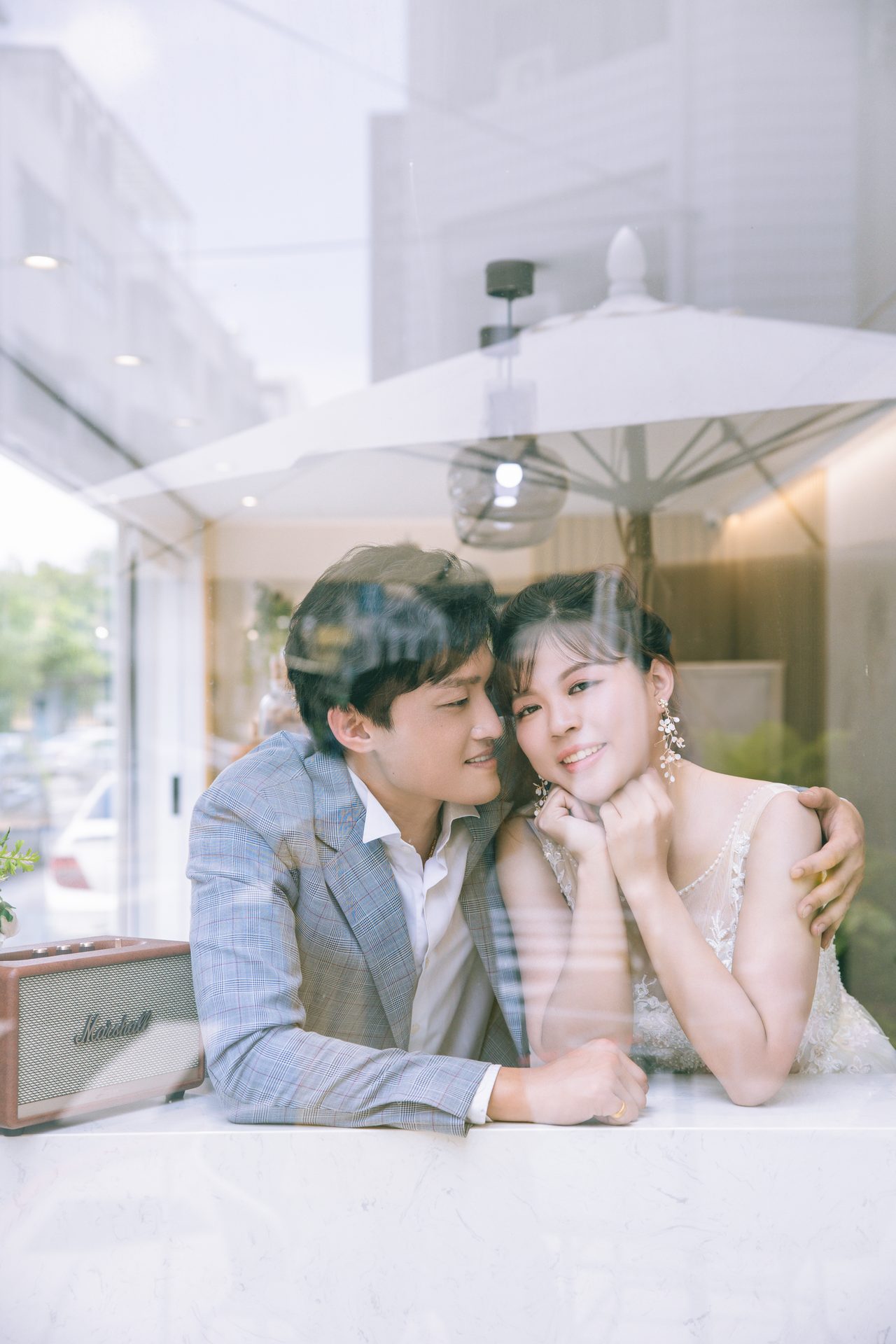 高雄婚紗攝影 遮陽傘下甜蜜依偎