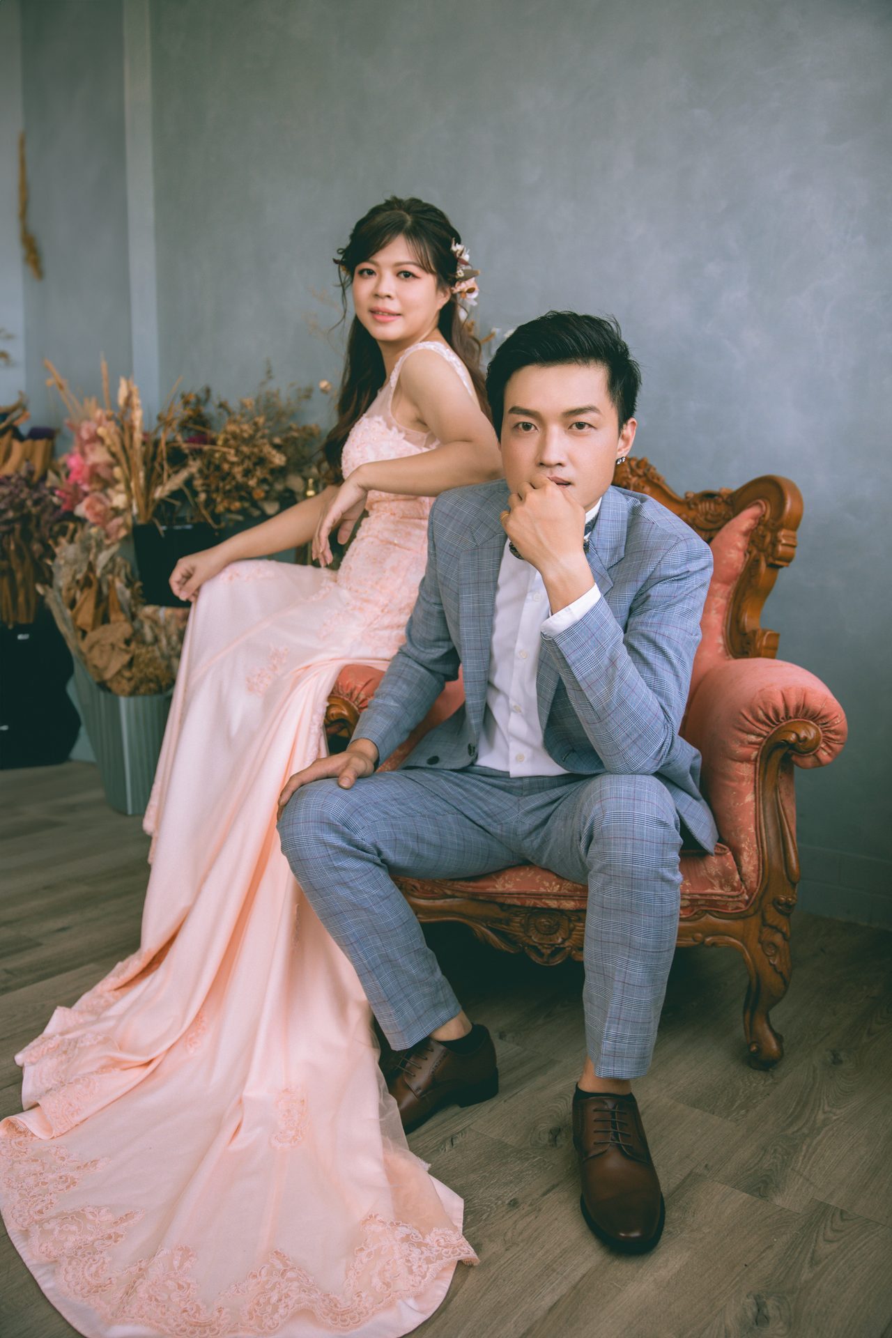 高雄婚紗攝影 粉色禮服沙發坐姿
