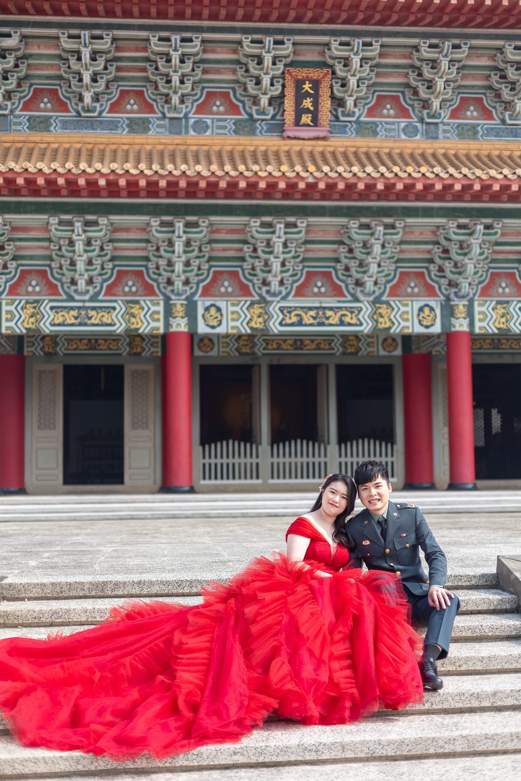 新人於古典宮殿廊前依偎而坐的紅色禮服婚紗照,高雄婚紗攝影