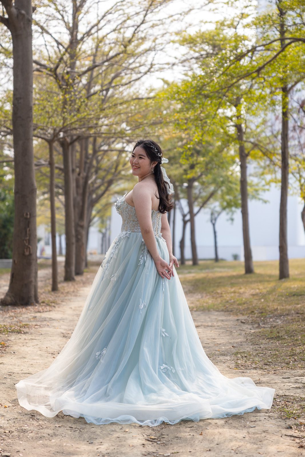 藍綠色薄紗禮服新娘於綠意公園間的唯美人像,高雄婚紗攝影