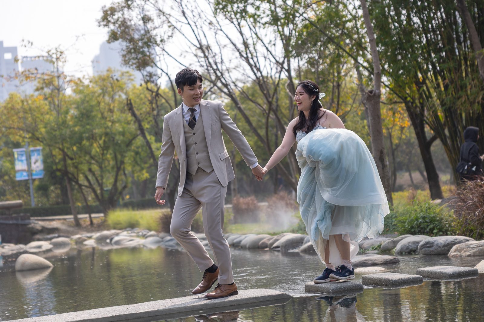 新人牽手漫步於湖畔踏石的自然風格婚紗照,高雄婚紗攝影