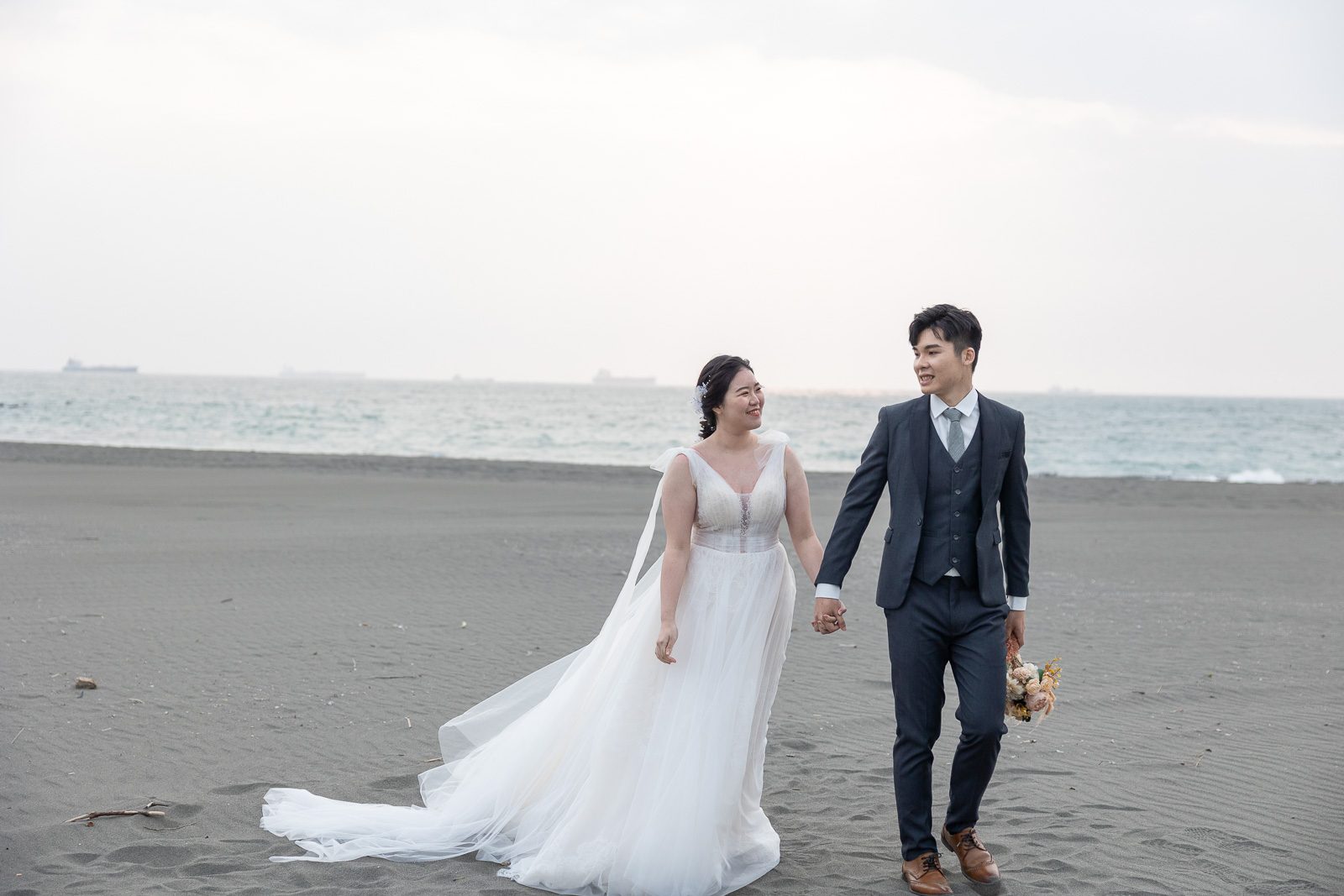 新人於黃昏海灘並肩漫步的婚紗剪影,高雄婚紗攝影
